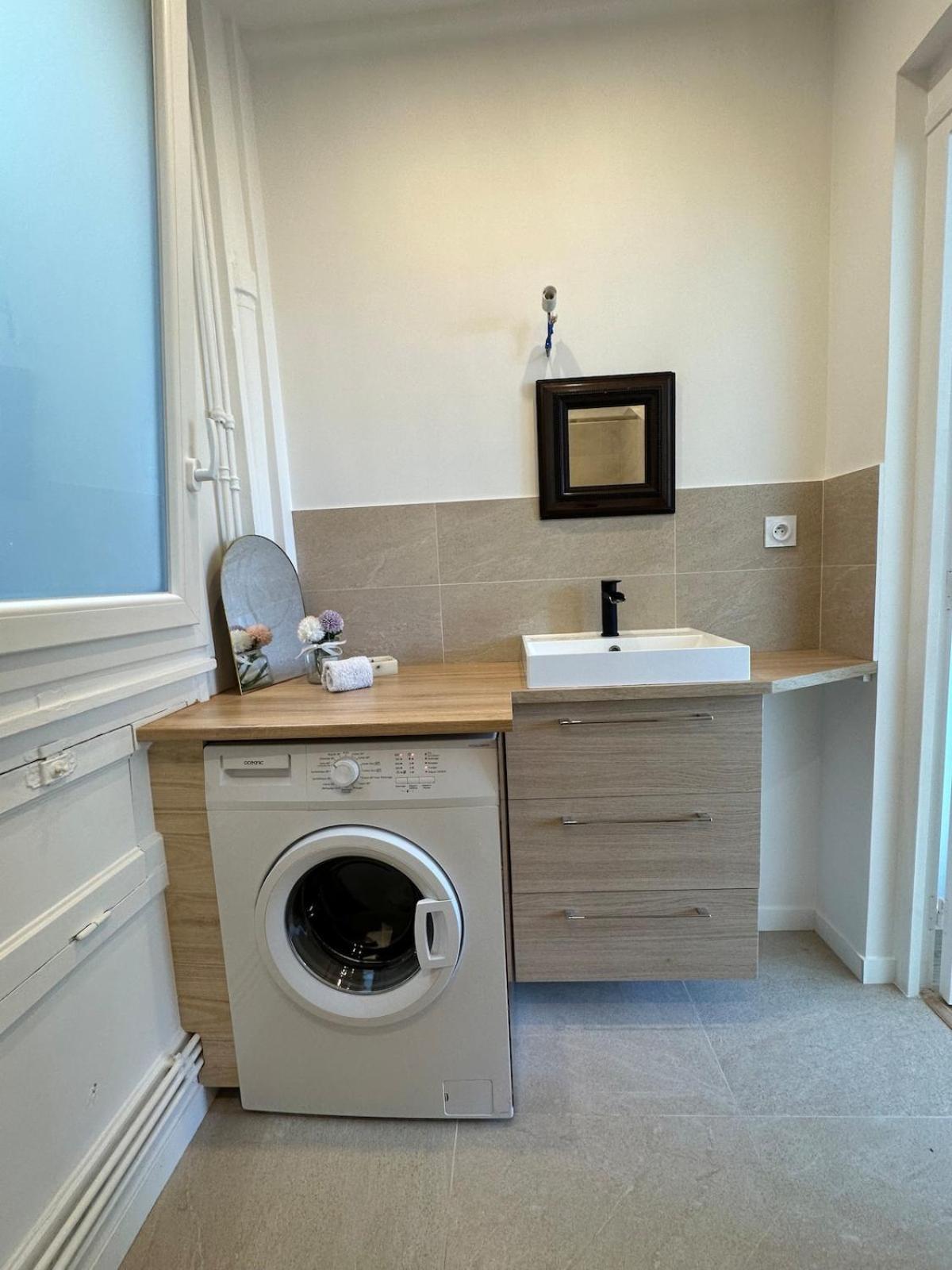 Eiffel Tower View Arc Triomphe Champs Elysees Area Apartment