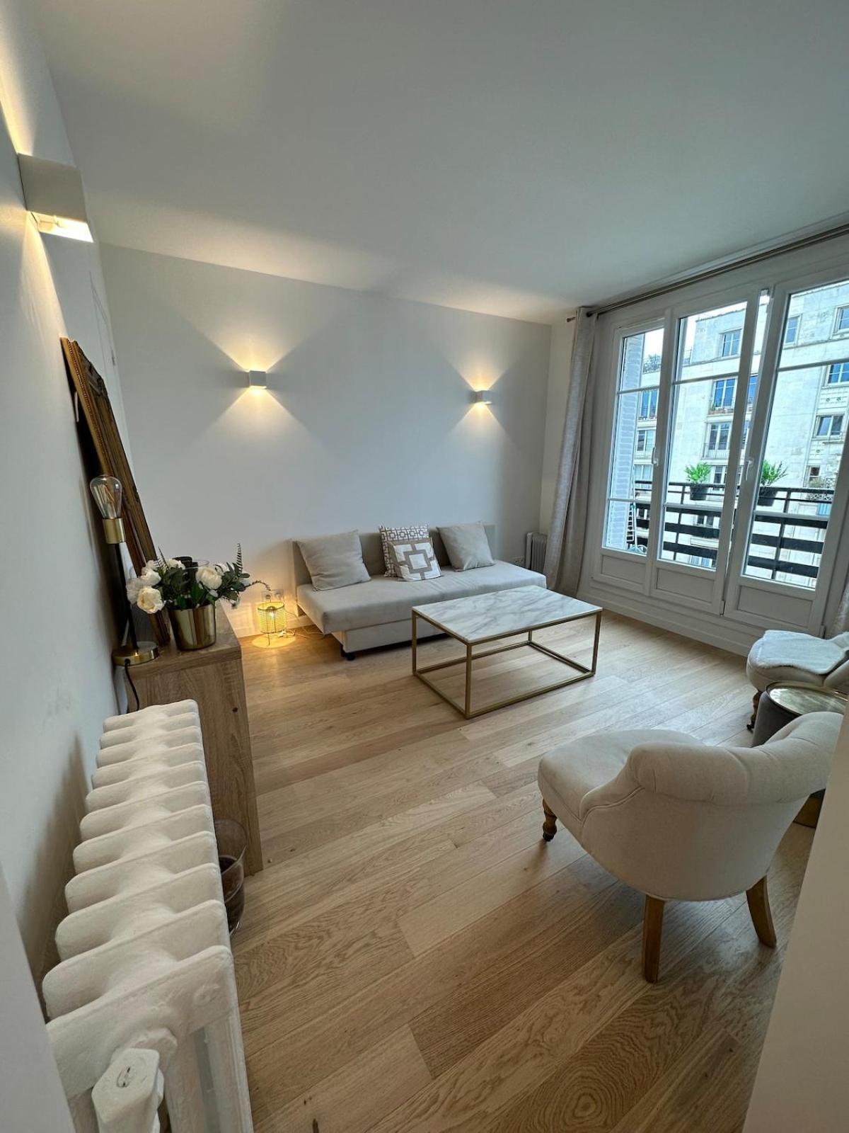 Eiffel Tower View Arc Triomphe Champs Elysees Area Apartment