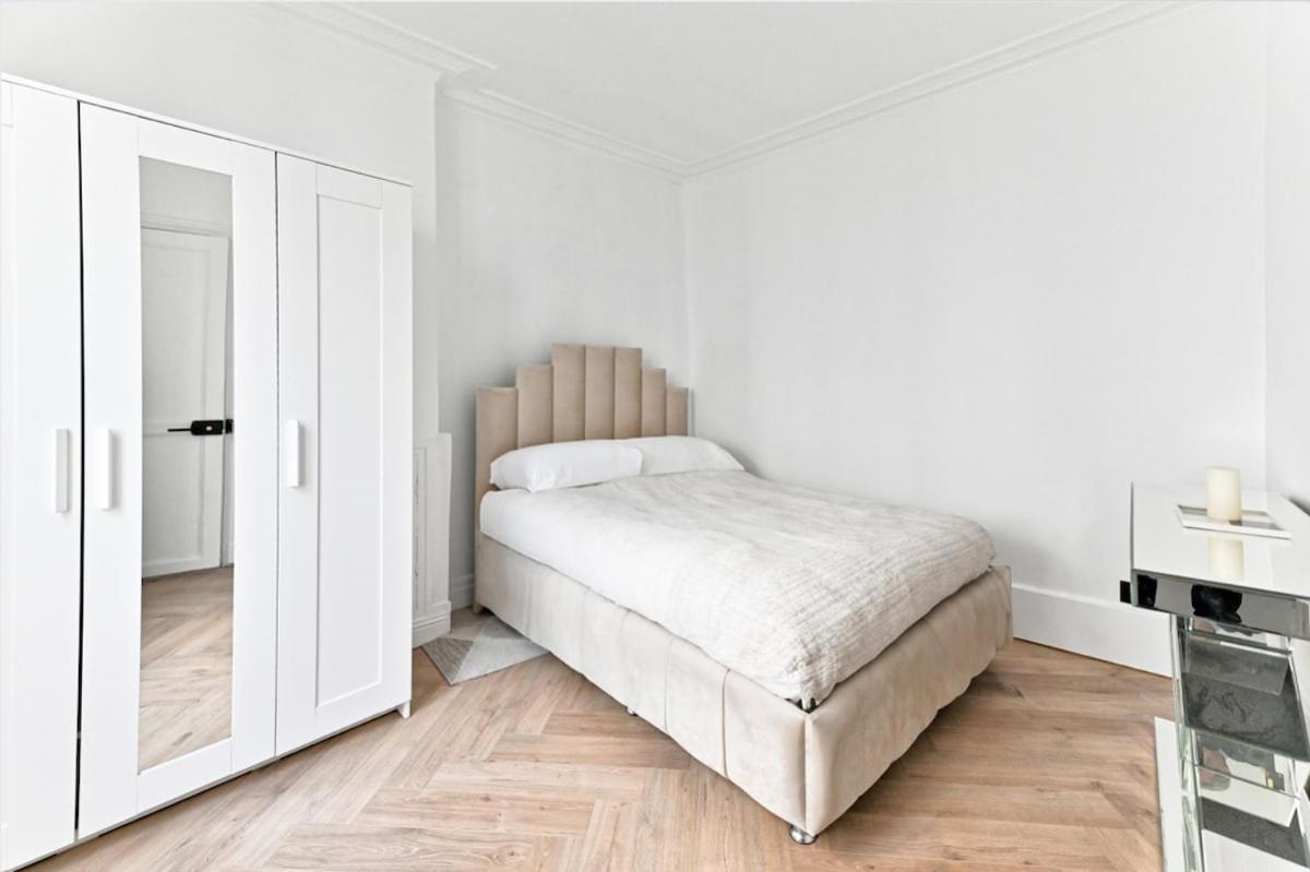 Modern Moulin Rouge Apartment