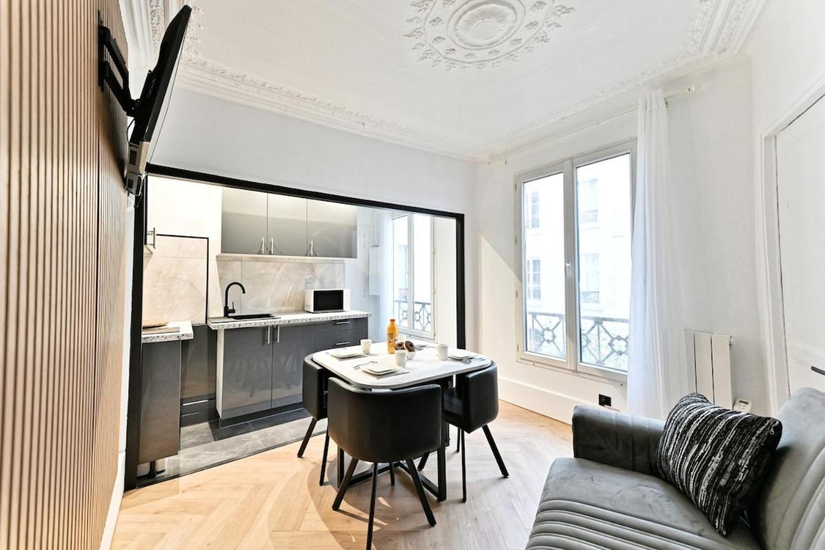 Modern Moulin Rouge Apartment *