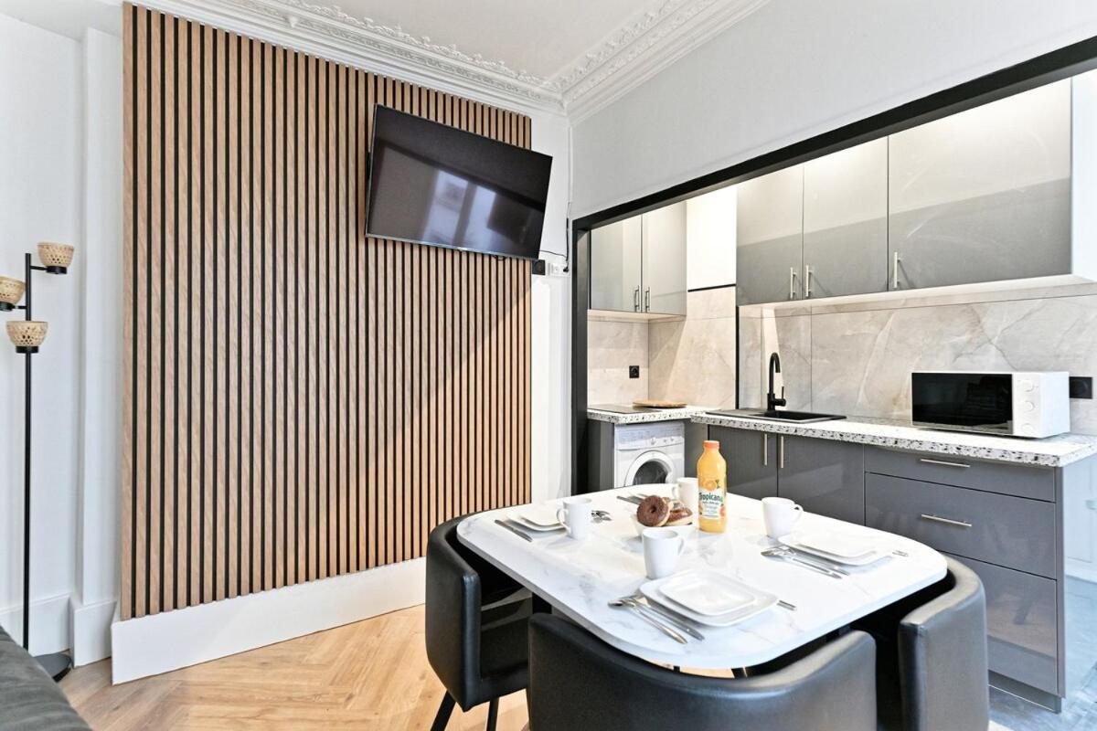 Modern Moulin Rouge Apartment