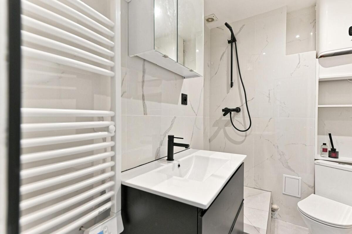 Modern Moulin Rouge Apartment *