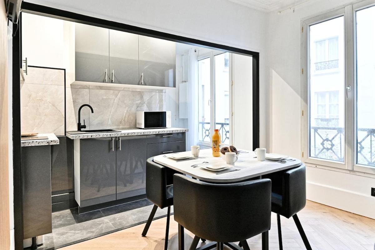 Modern Moulin Rouge Apartment *