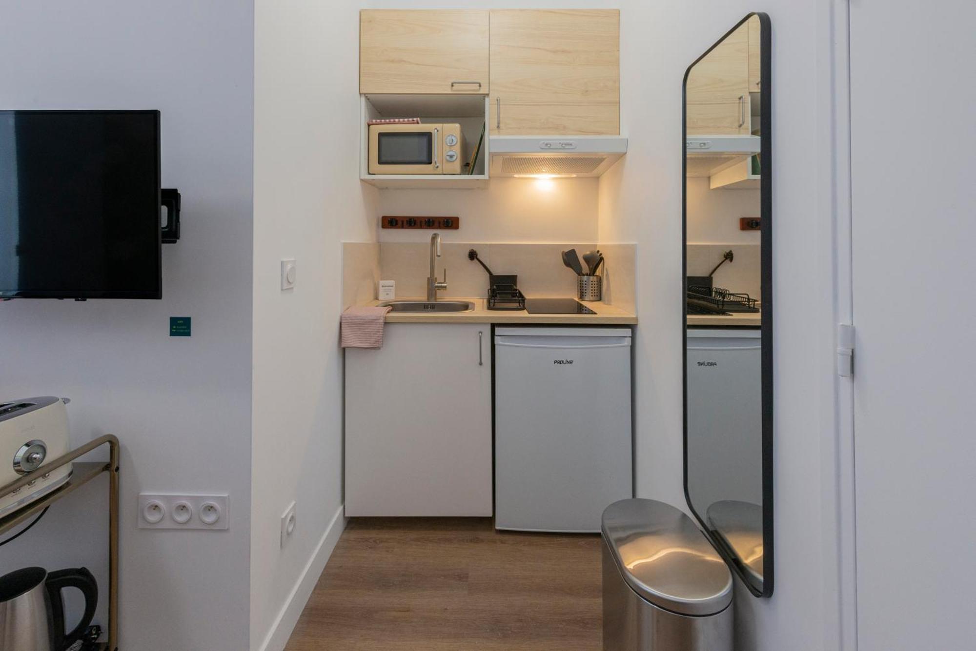 Modern In The 10th District Apartment *