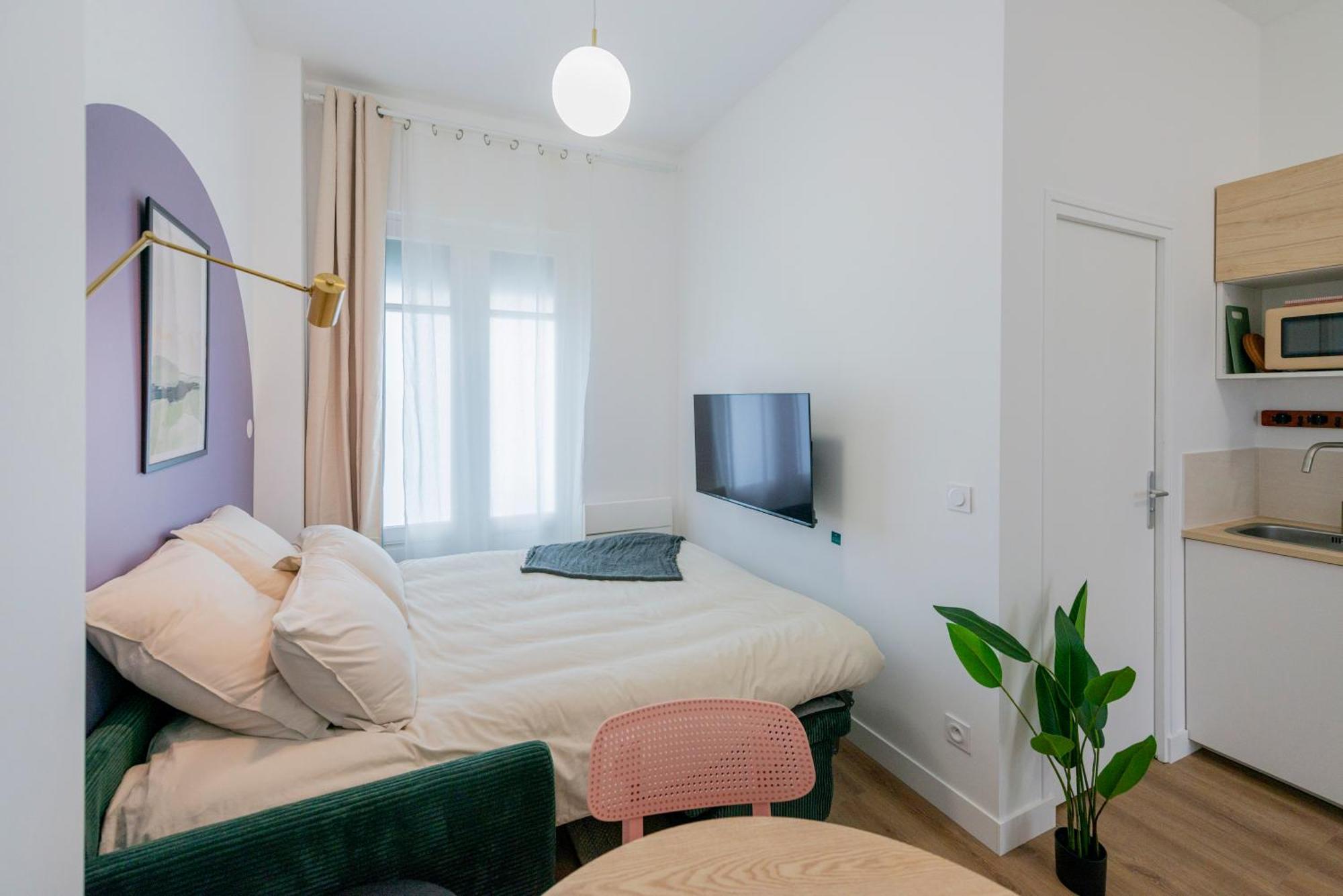 Modern In The 10th District Apartment *