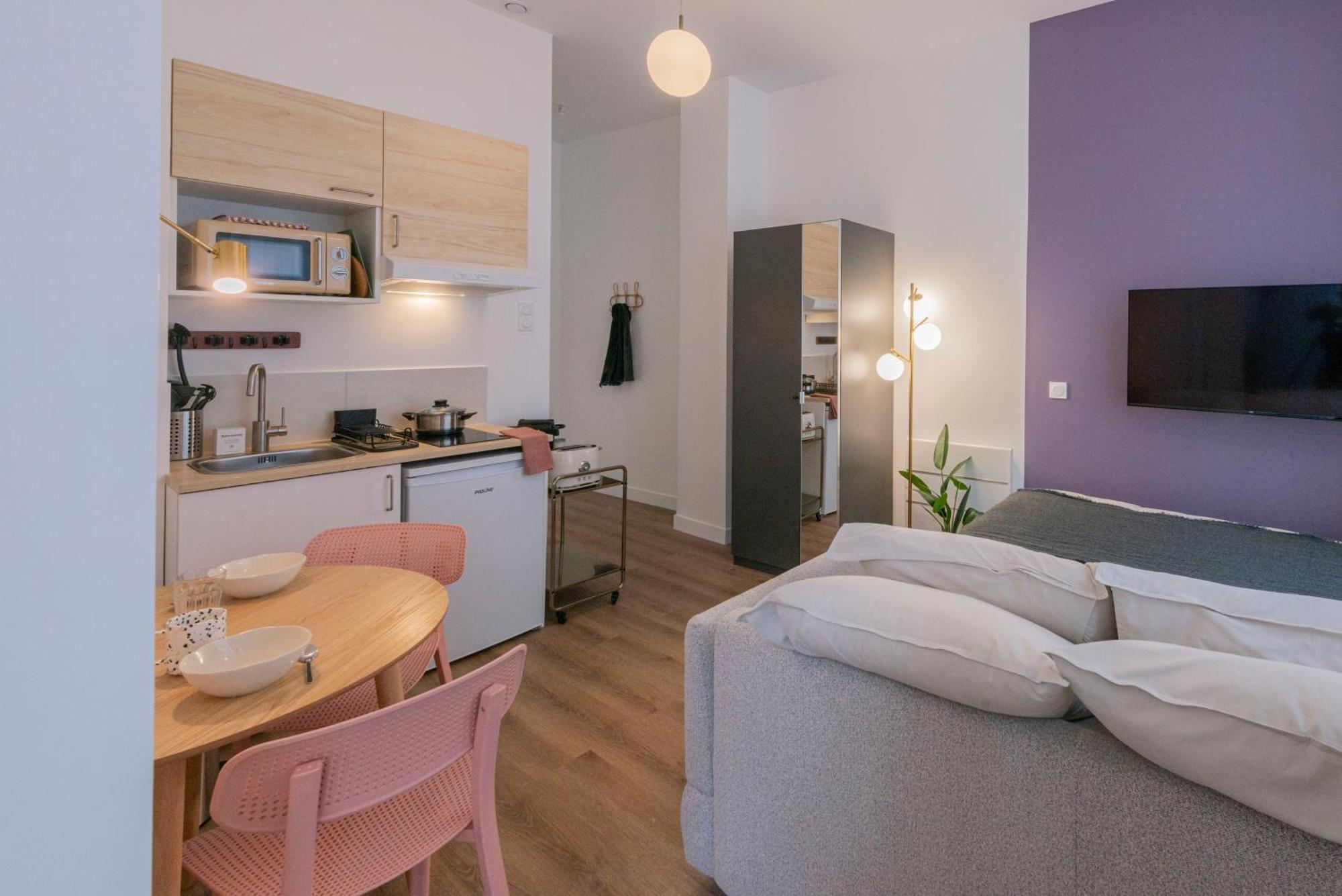 Modern In The 10th District Apartment *