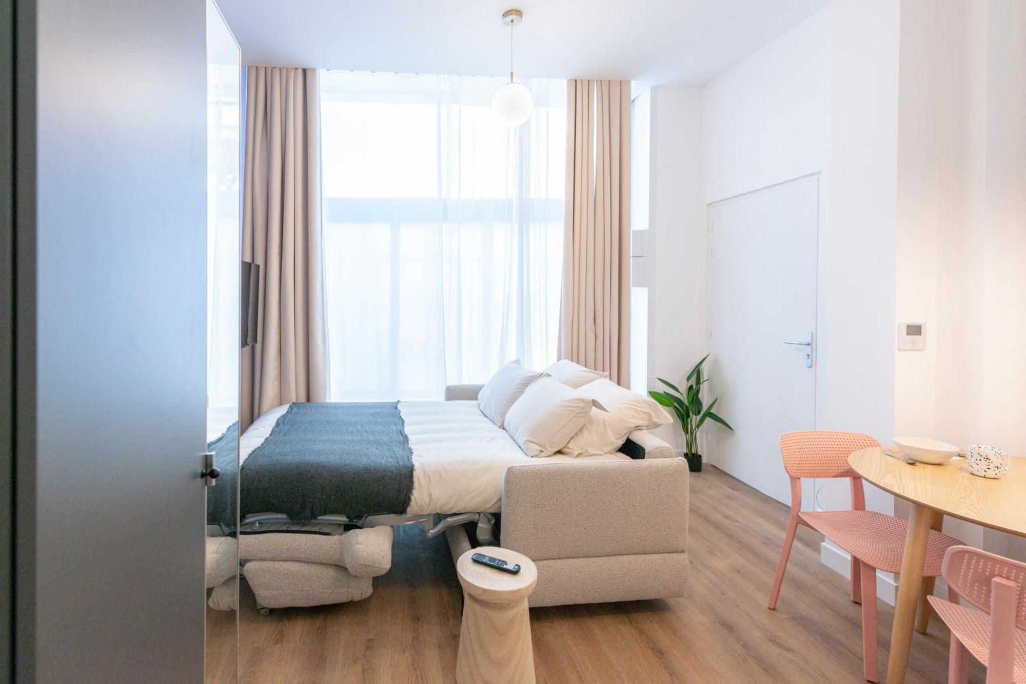 Modern In The 10th District Apartment