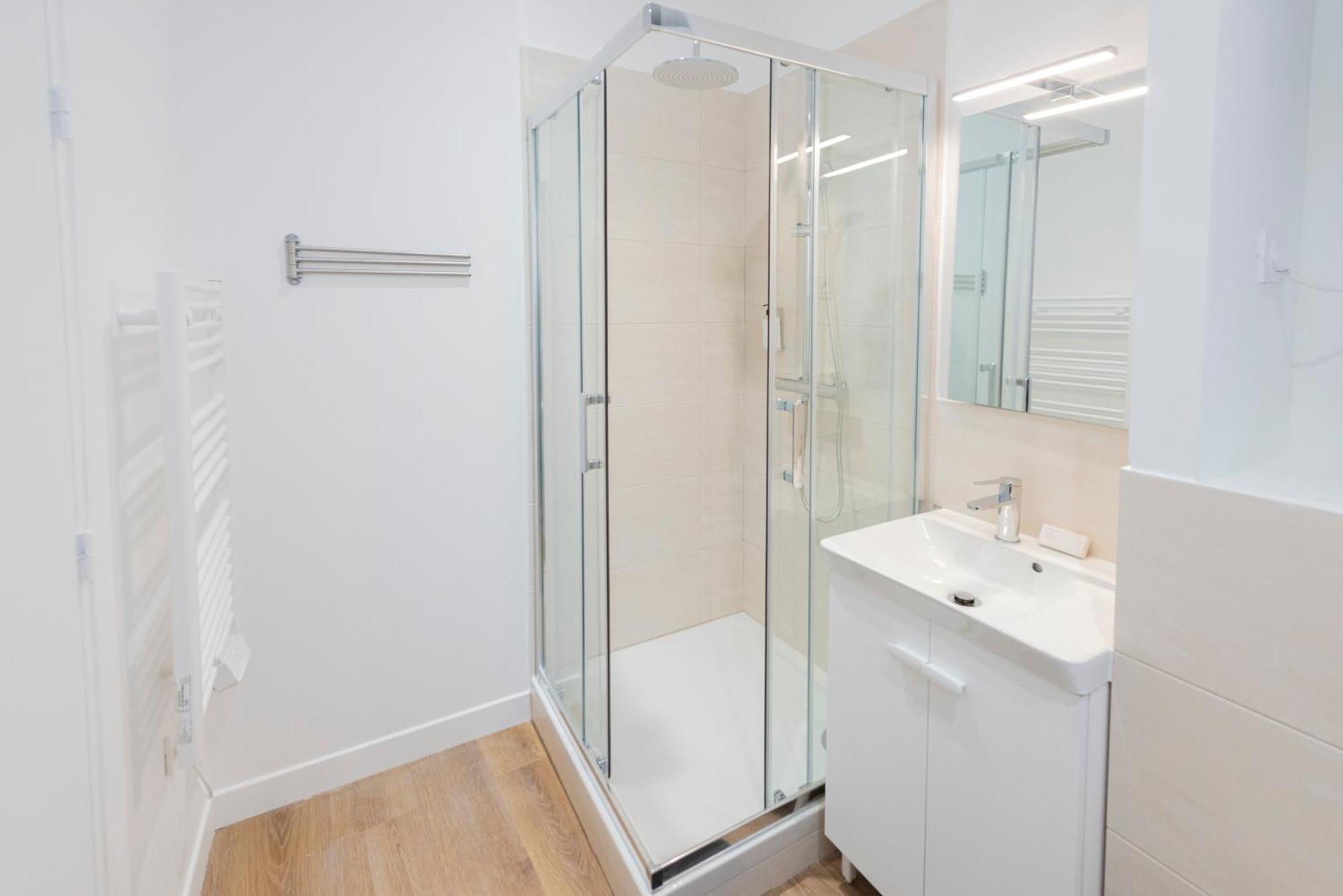 Modern In The 10th District Apartment *