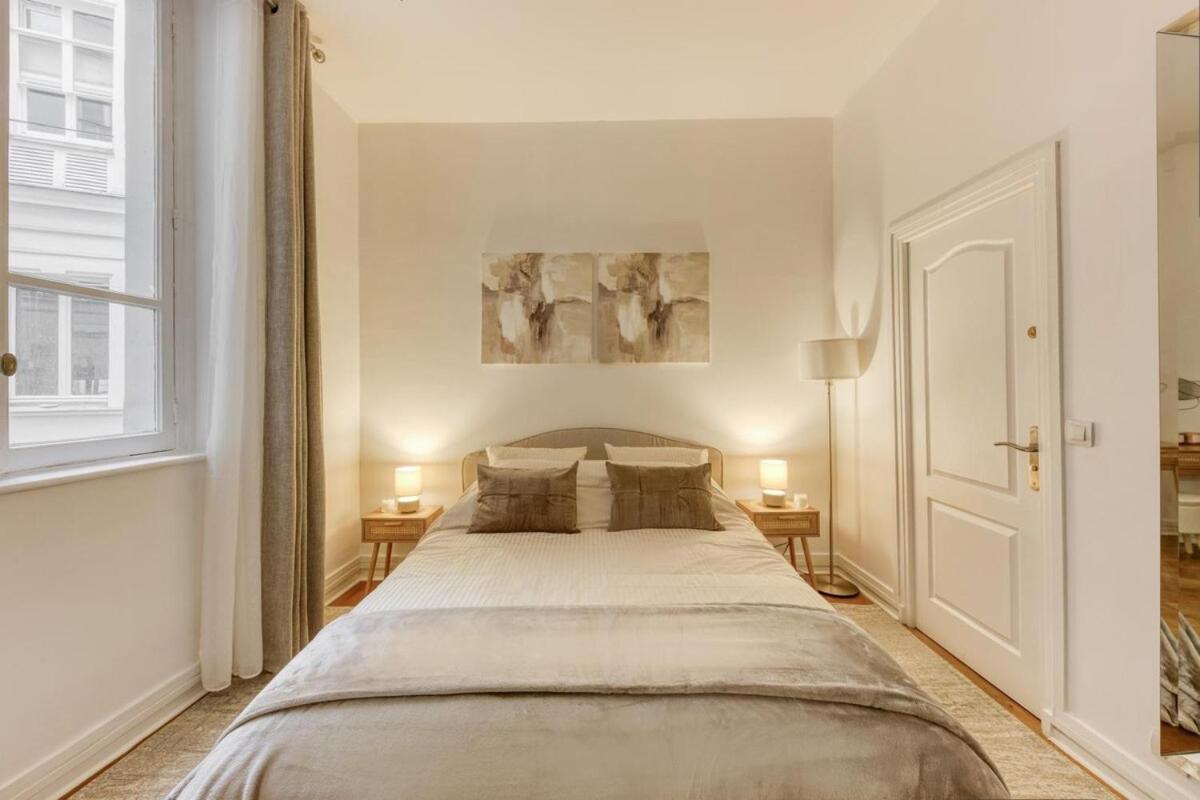 Arc & Luxe Champs-elysees Apartment