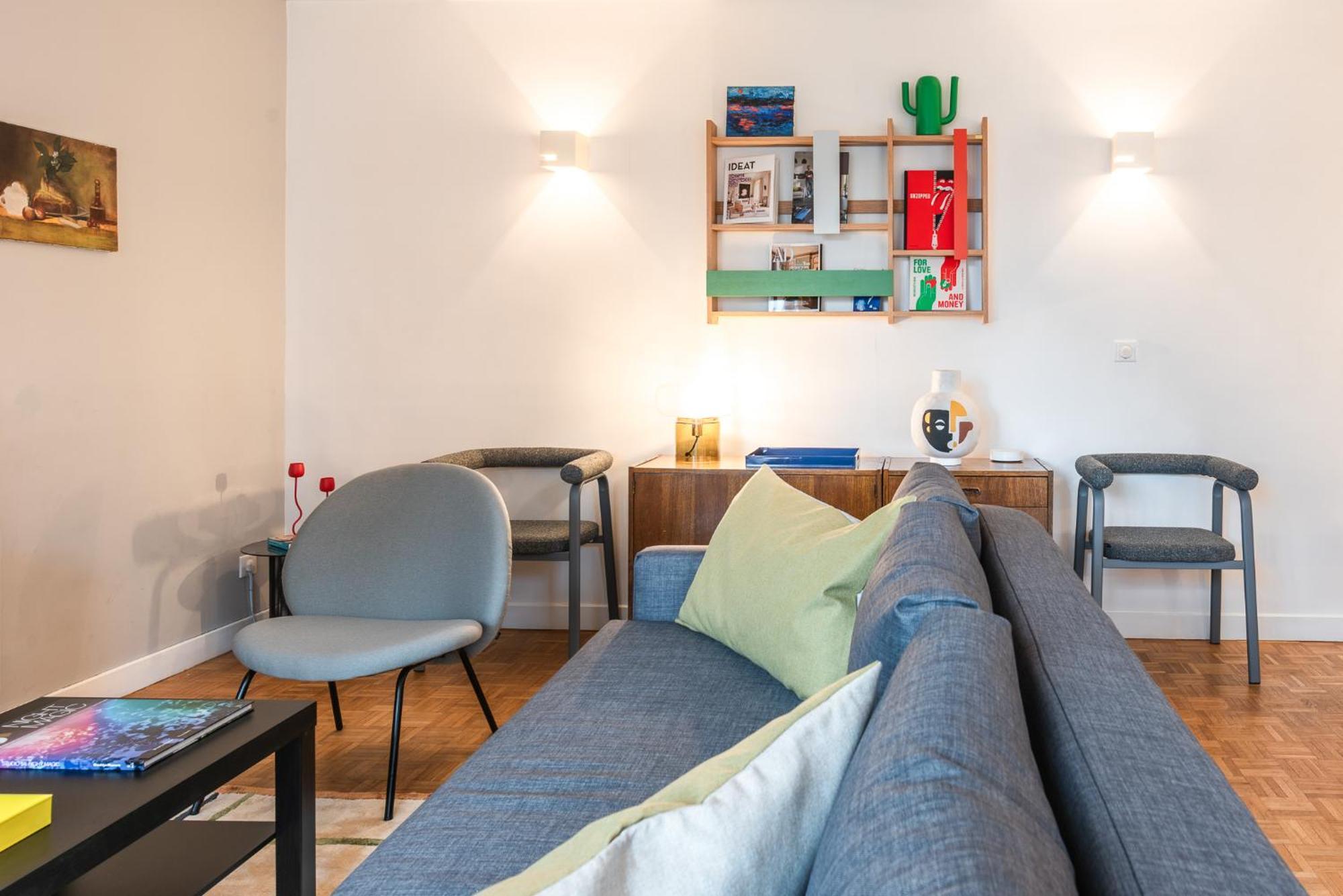 Luxury Flat For 6 People With Balcony - Near Metro Apartment