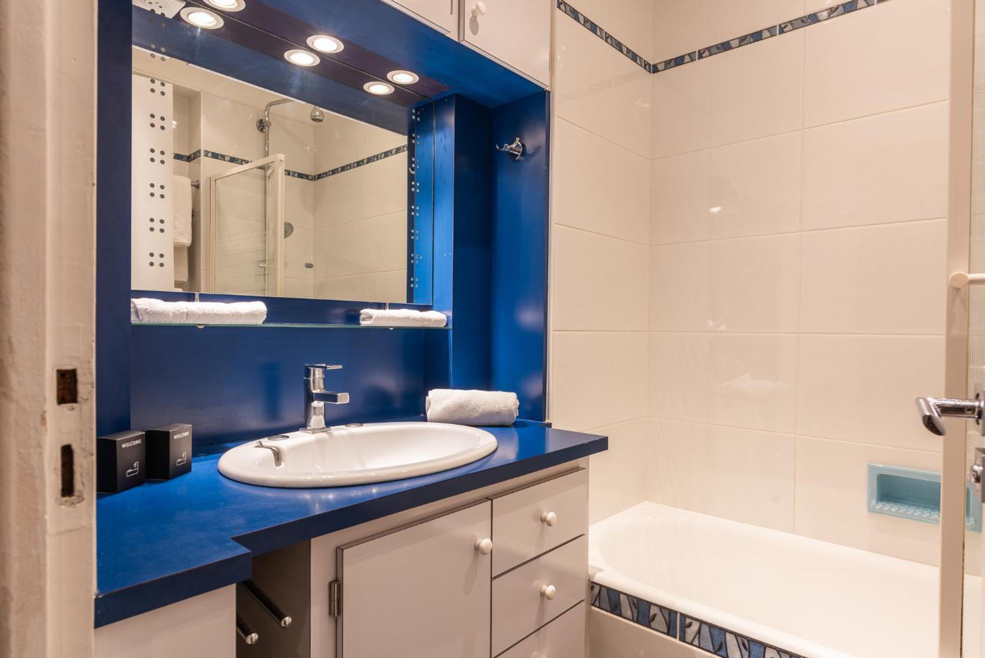 Luxury Flat For 6 People With Balcony - Near Metro Apartment