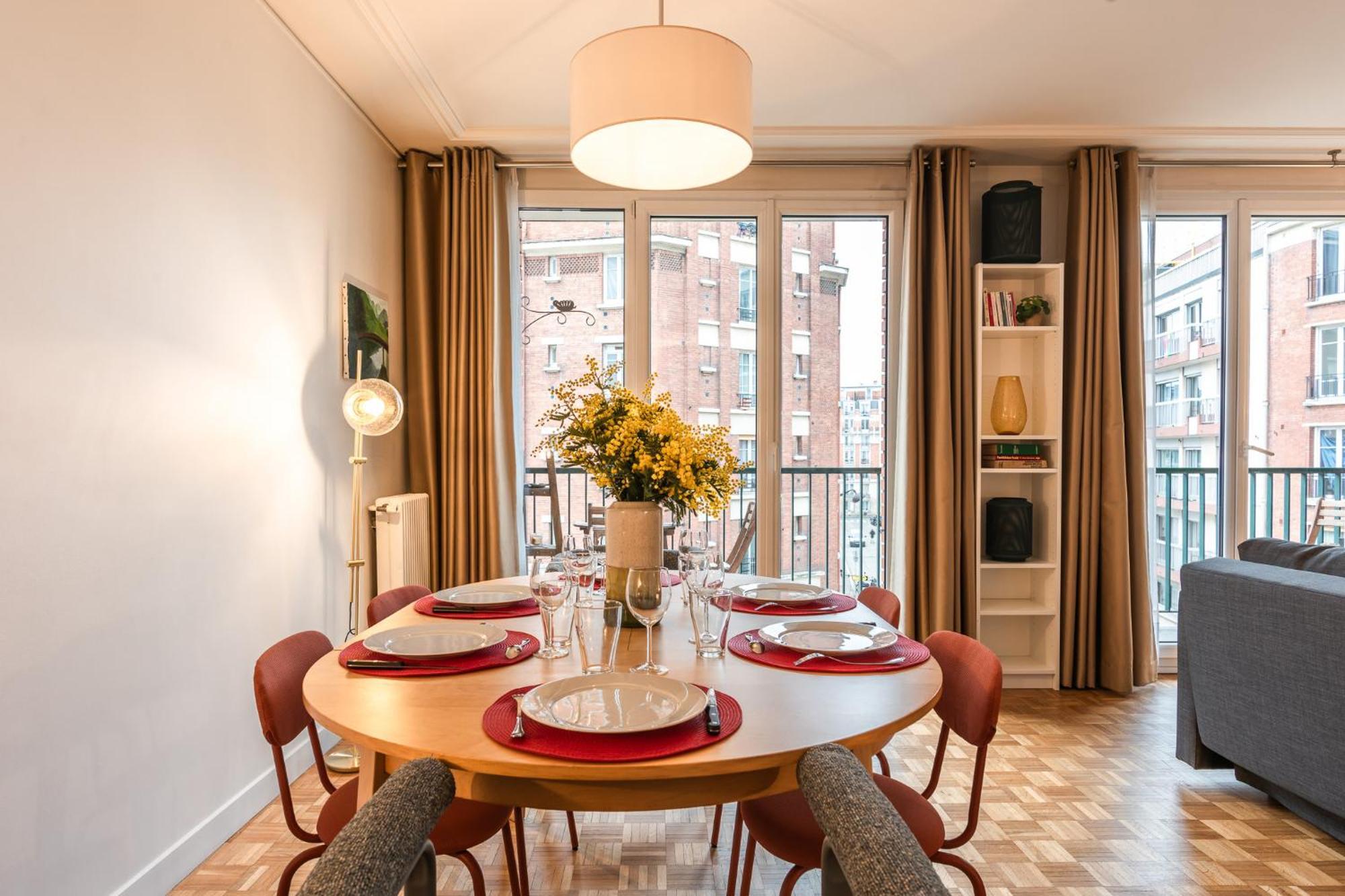 Luxury Flat For 6 People With Balcony - Near Metro Apartment *
