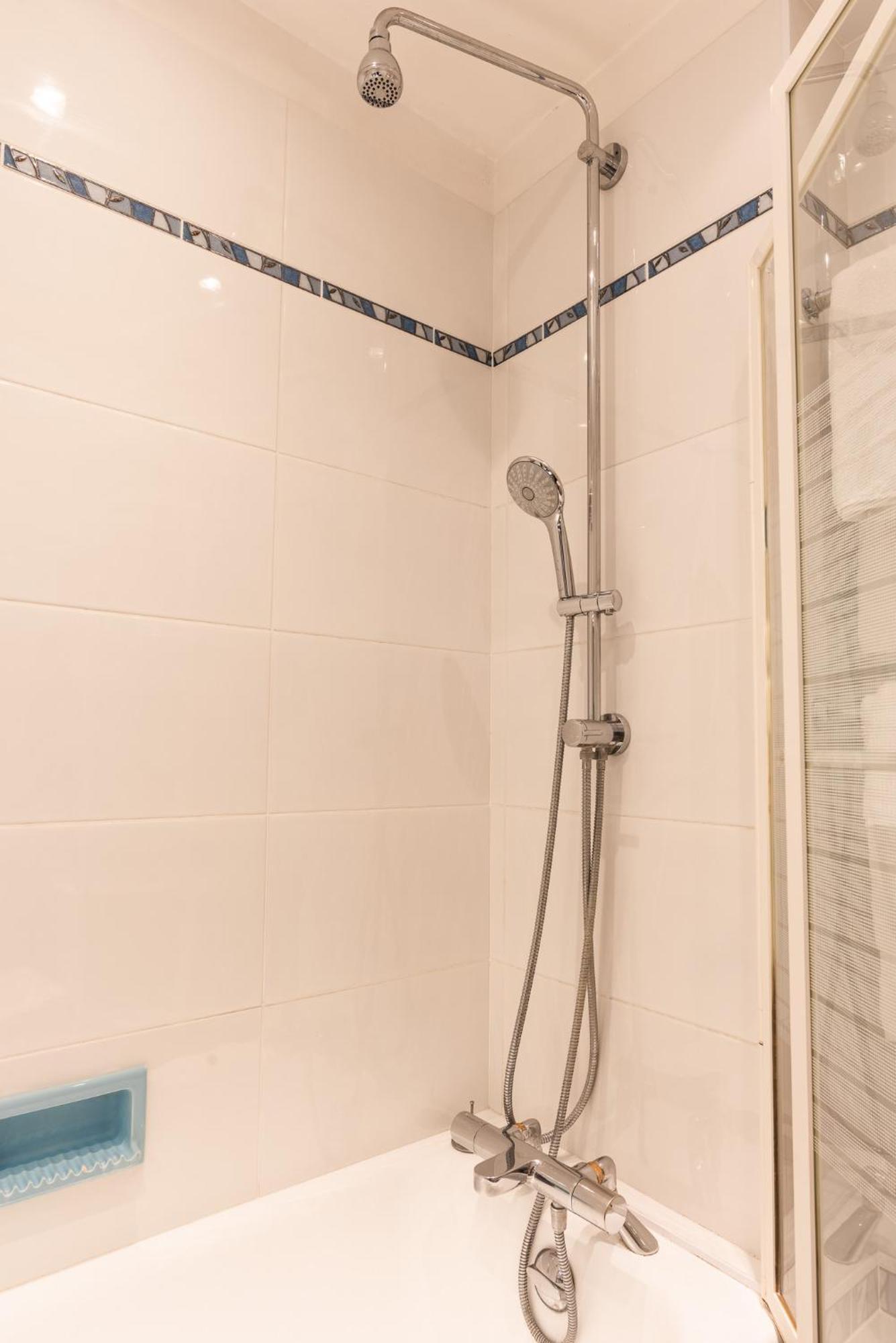 Luxury Flat For 6 People With Balcony - Near Metro