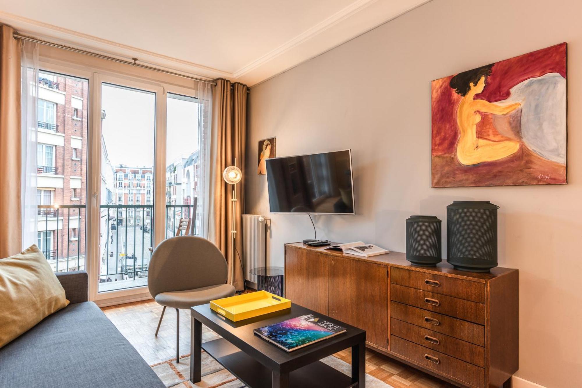 Luxury Flat For 6 People With Balcony - Near Metro Apartment *
