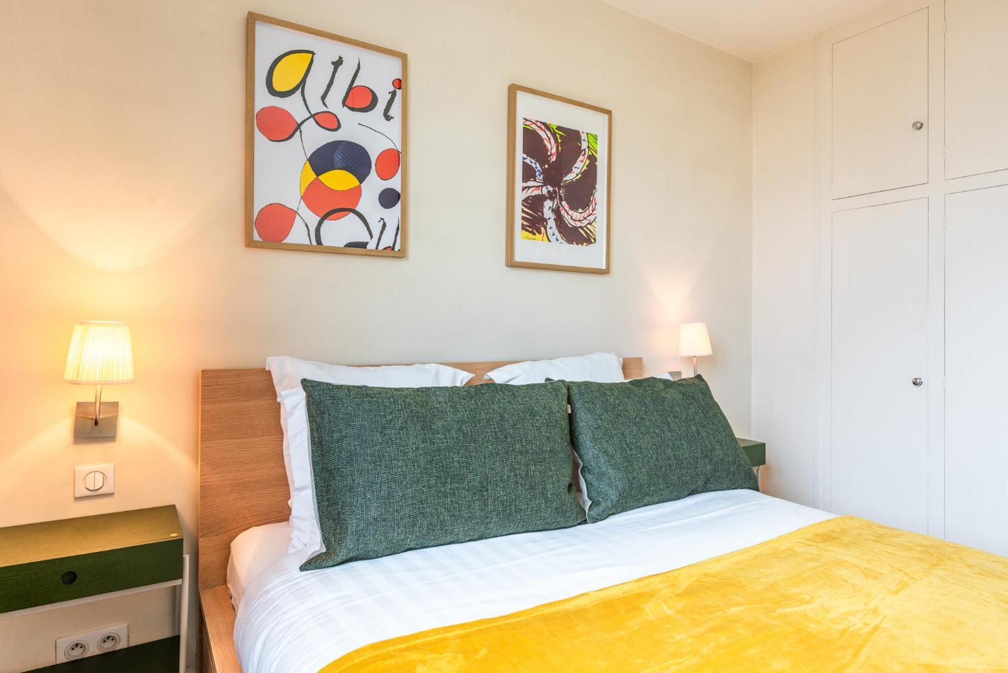 Luxury Flat For 6 People With Balcony - Near Metro Apartment