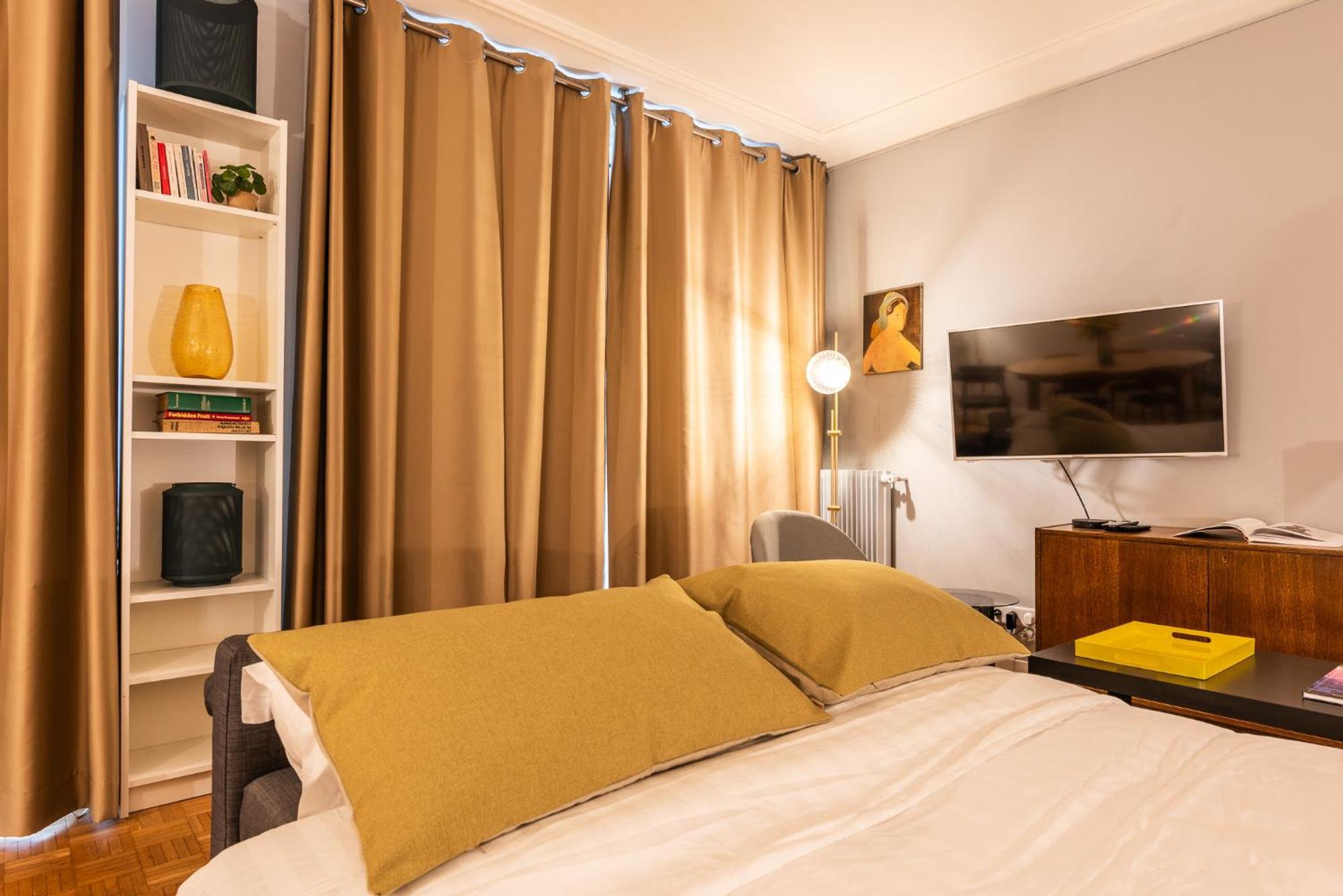 Luxury Flat For 6 People With Balcony - Near Metro Apartment *