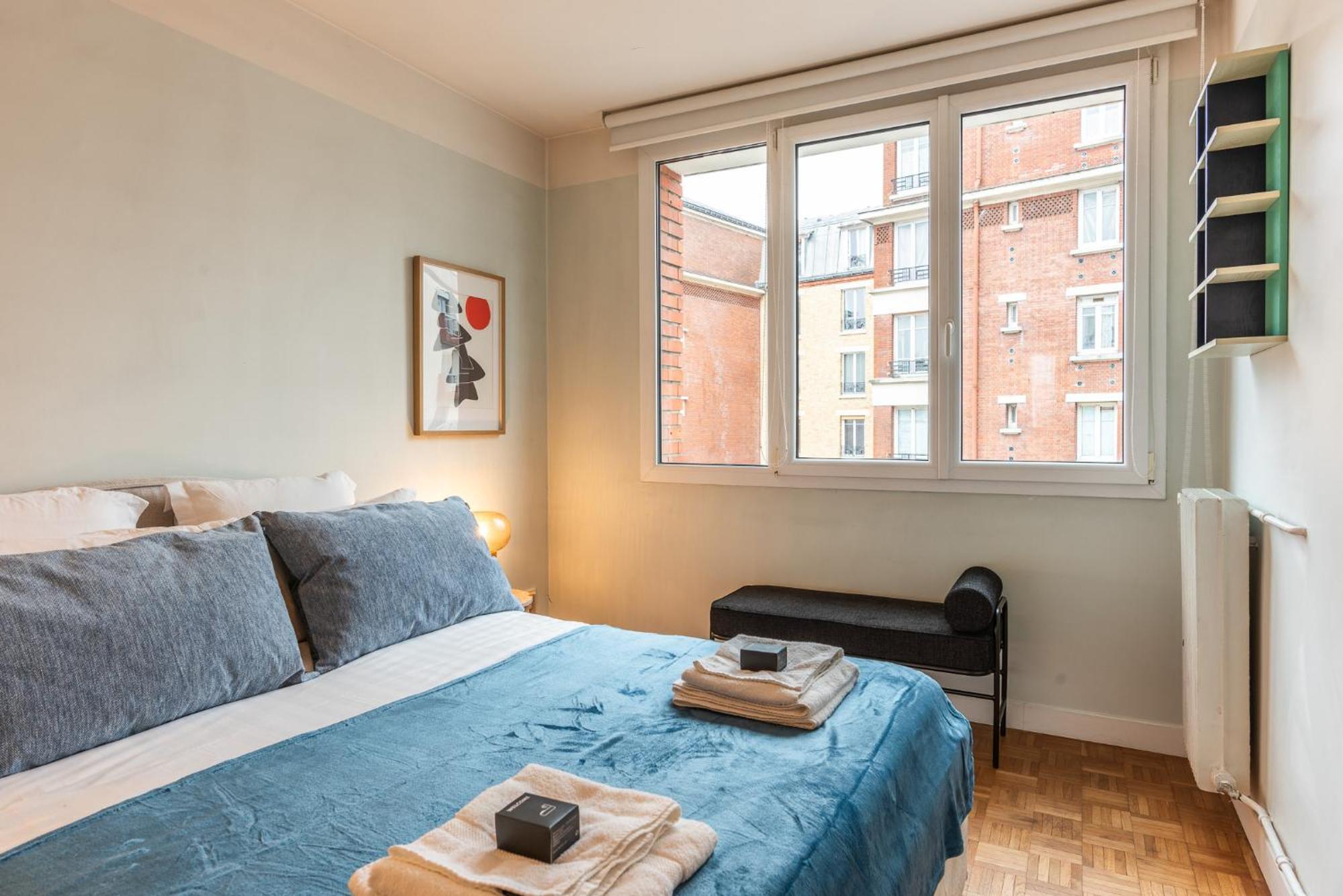 Luxury Flat For 6 People With Balcony - Near Metro Apartment *