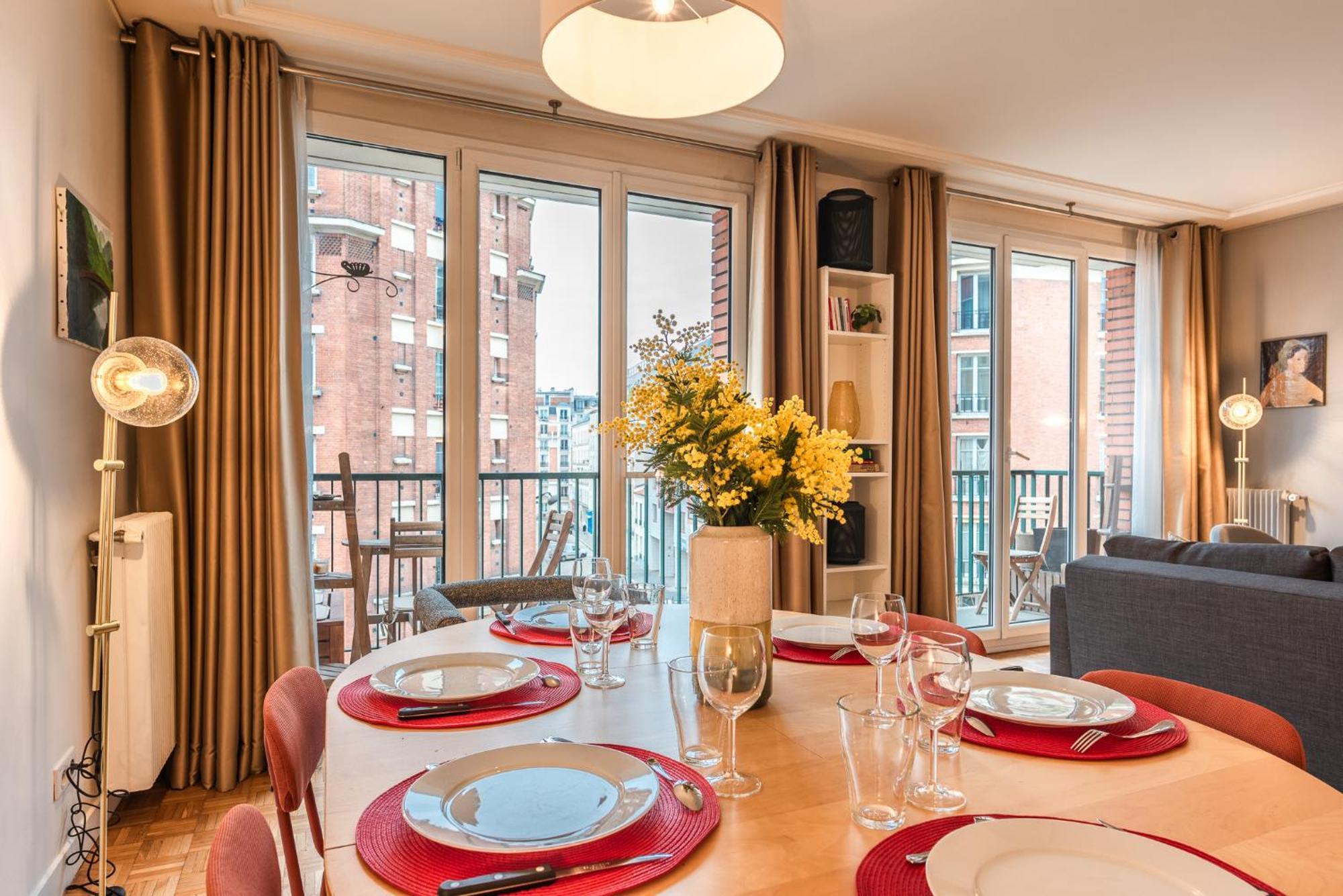 Luxury Flat For 6 People With Balcony - Near Metro *