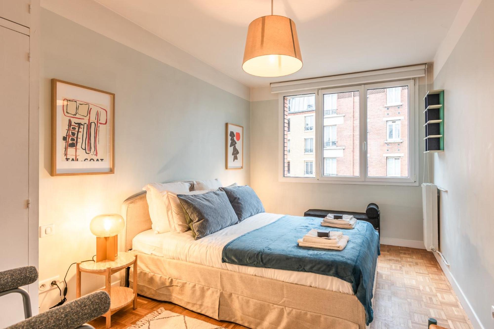 Luxury Flat For 6 People With Balcony - Near Metro Apartment