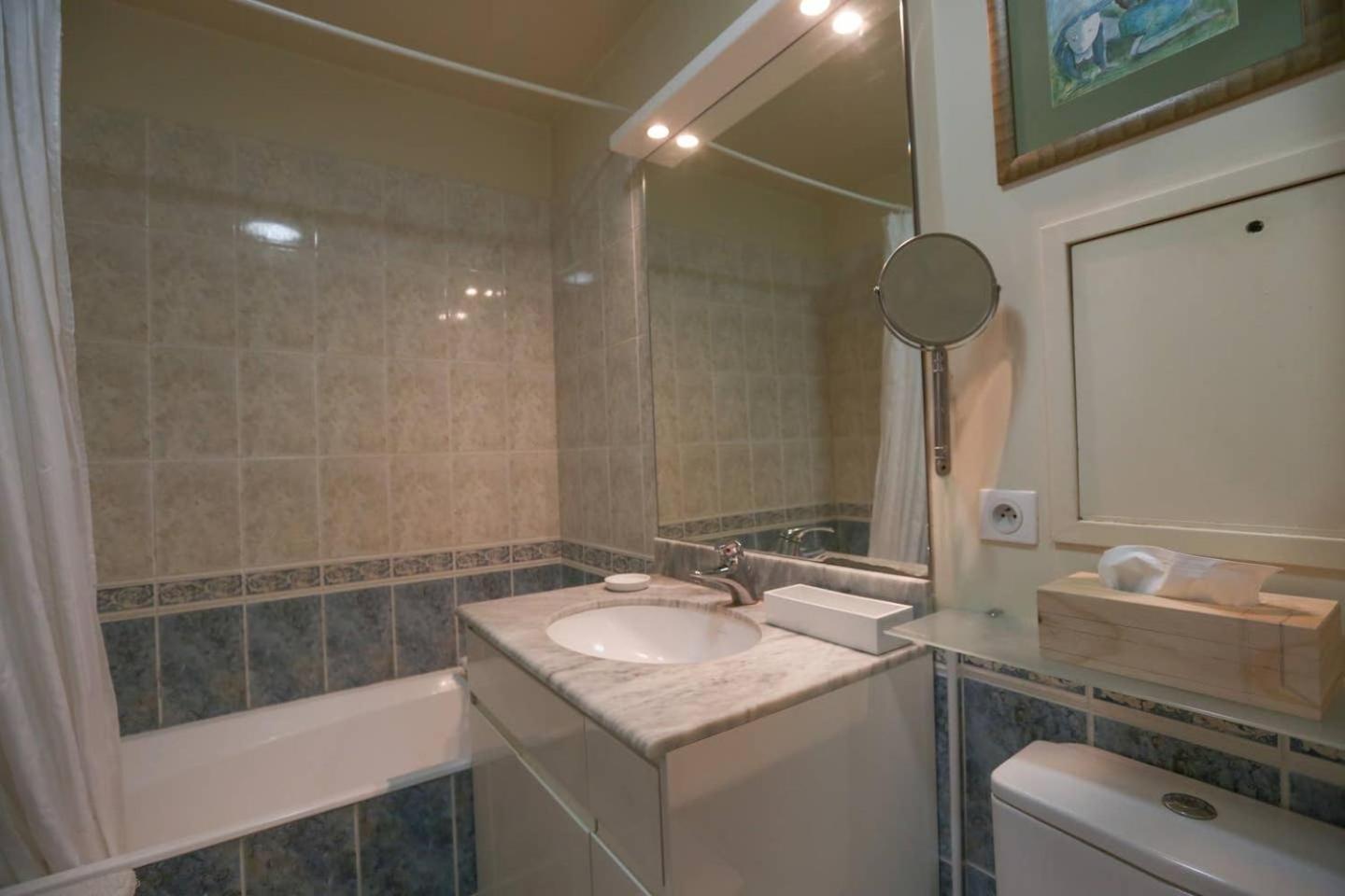 Bright Pied-a-terre Eiffel Tower 4 People Apartment *