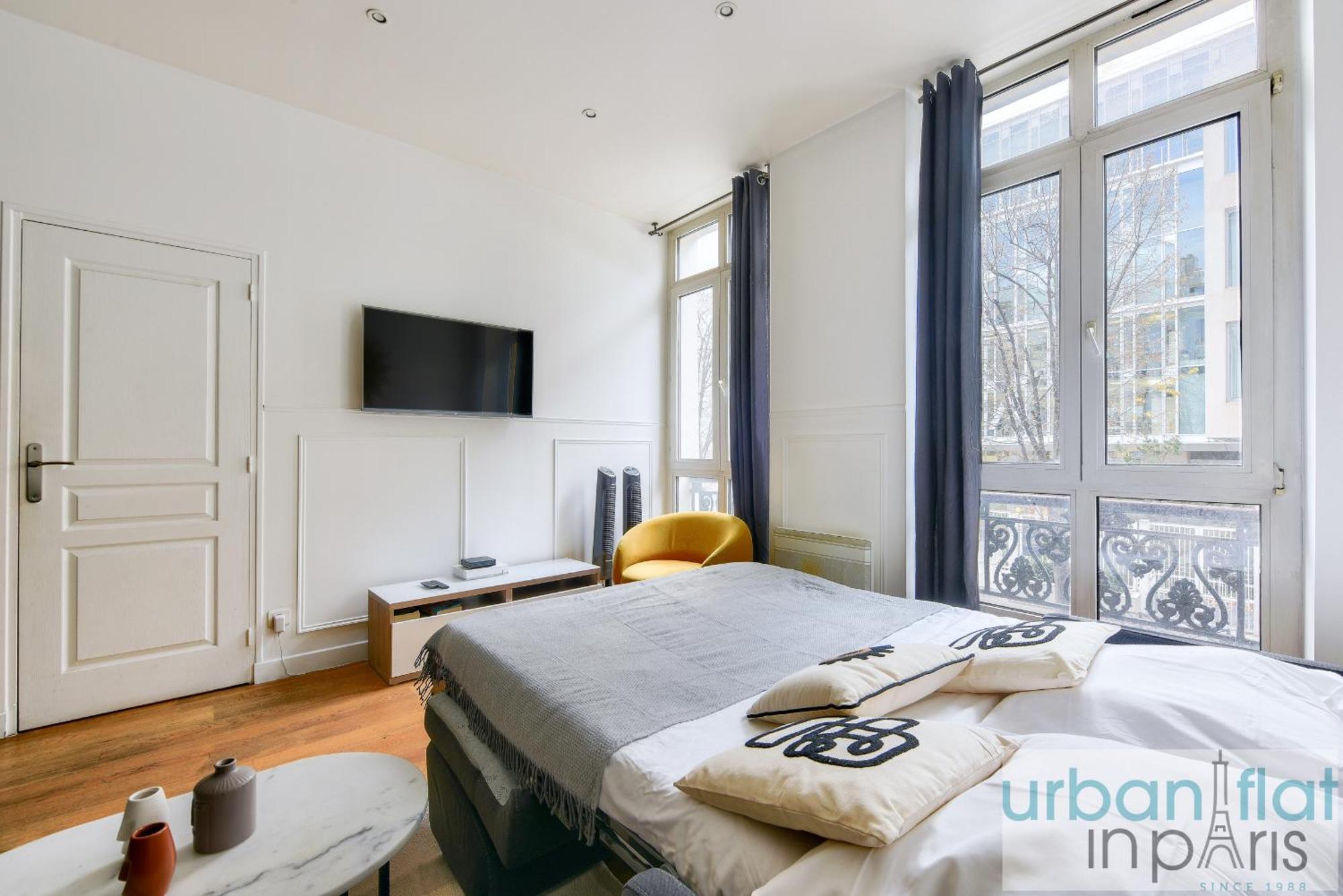 Urban Flat 34 - Beautiful 3 Bedroom Louvre Apartment *