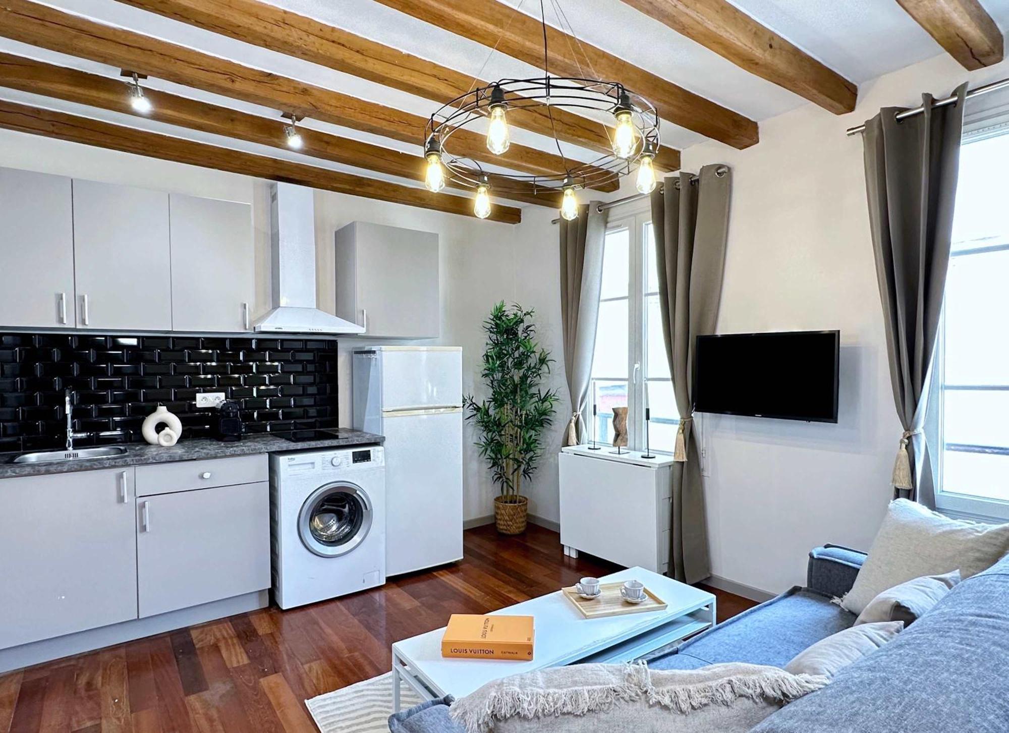 Eiffel Tower Gem Stylish & Unique Apartment