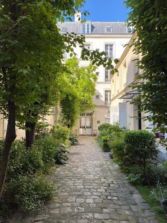 Quiet In Center Apartment Paris