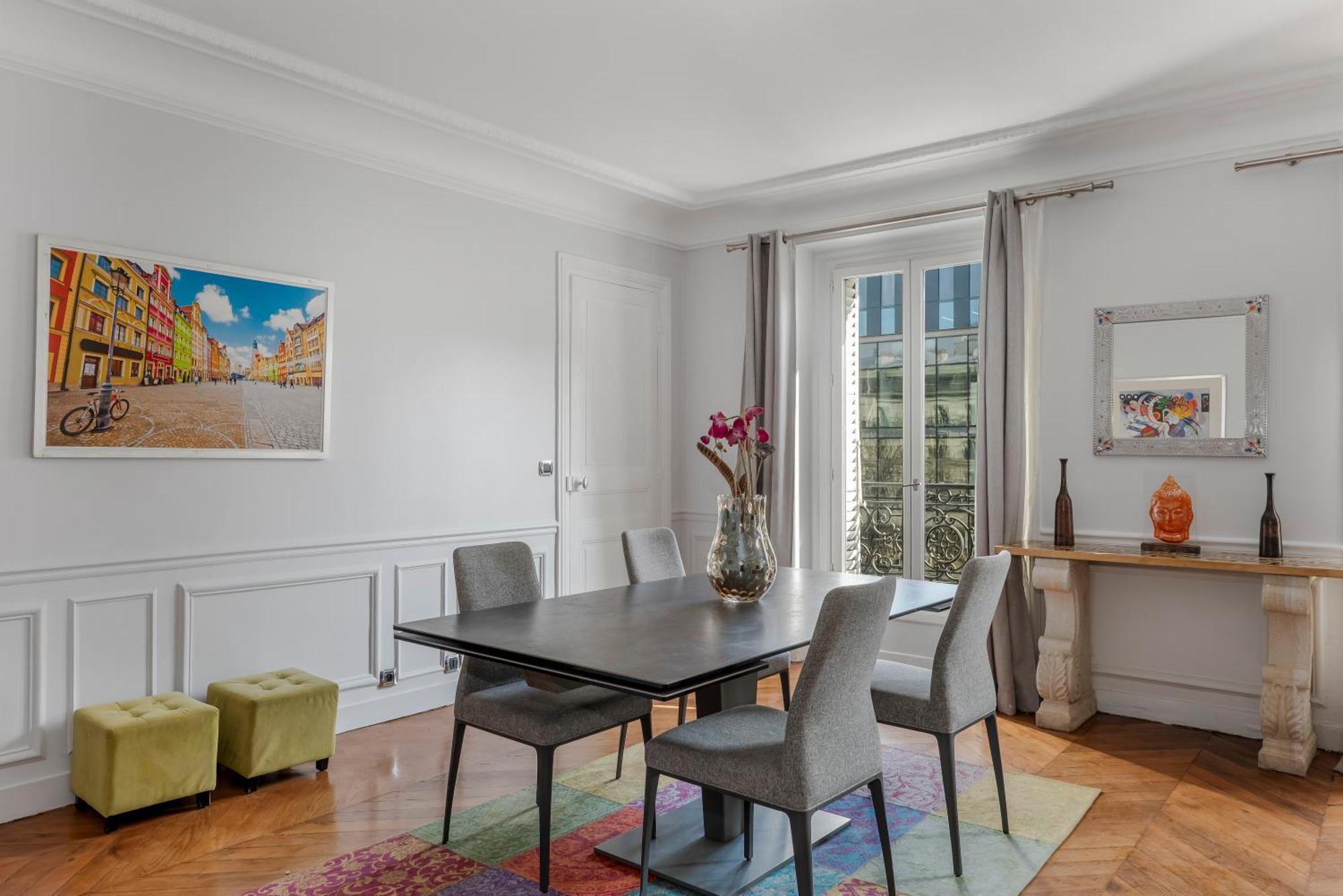 4 Bedroom Avenue Kleber Apartment Paris