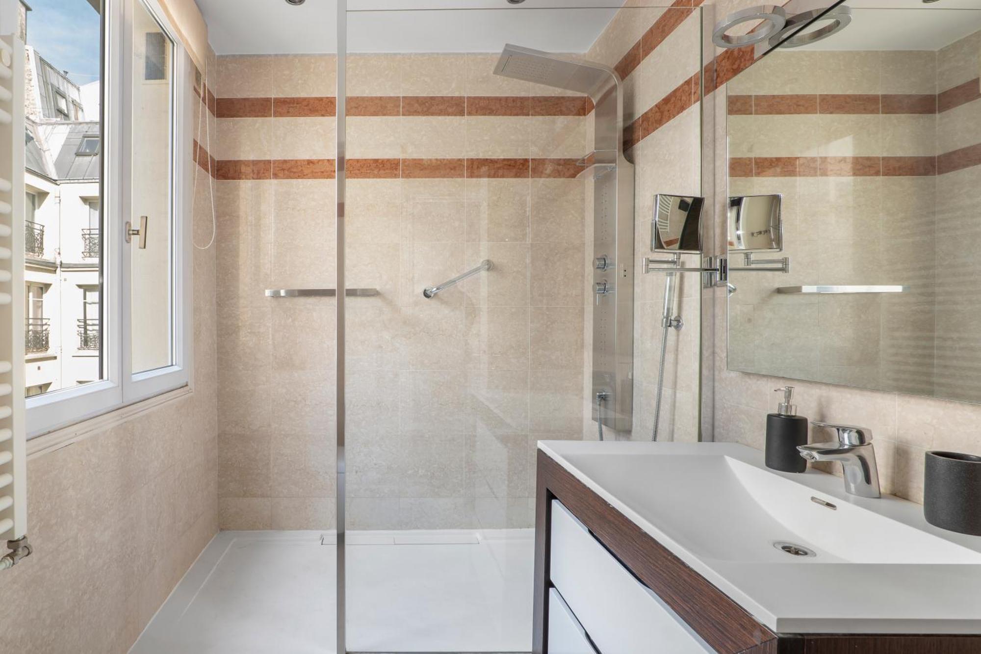 4 Bedroom Avenue Kleber Apartment Paris