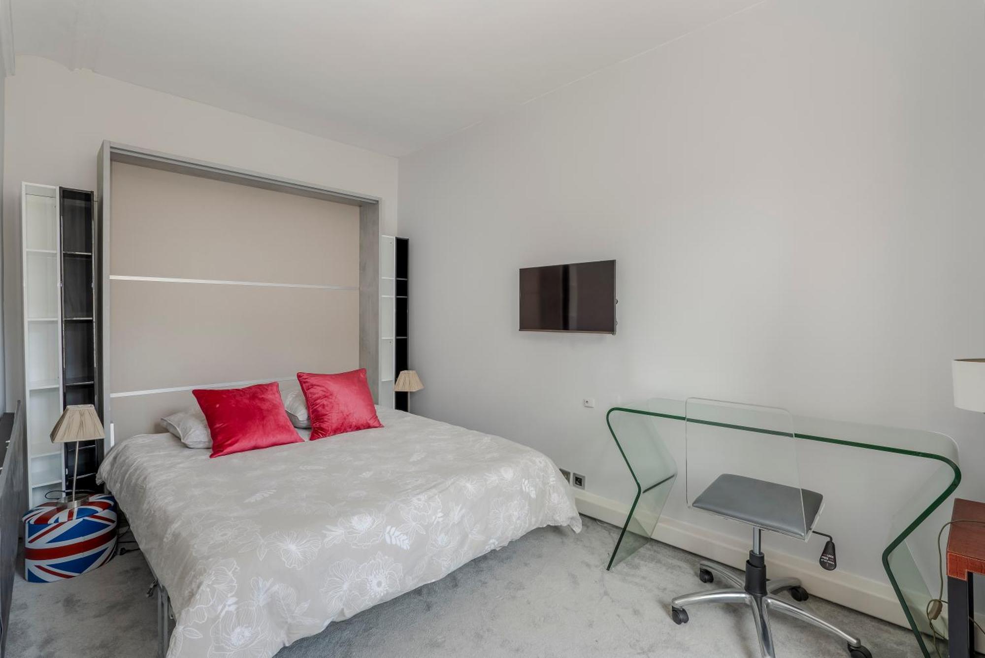 4 Bedroom Avenue Kleber Apartment Paris