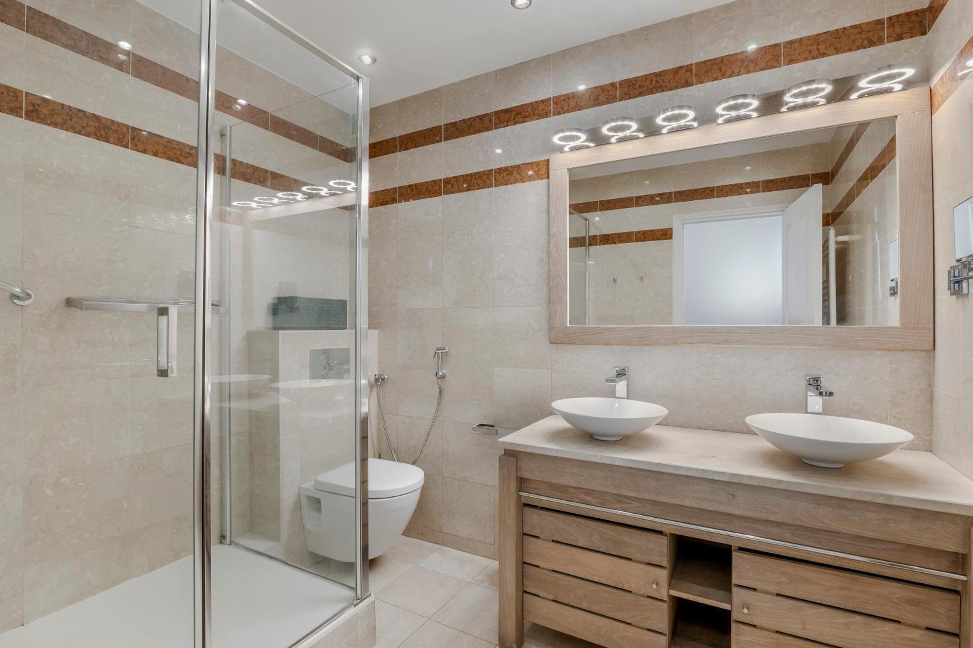 4 Bedroom Avenue Kleber * Paris
