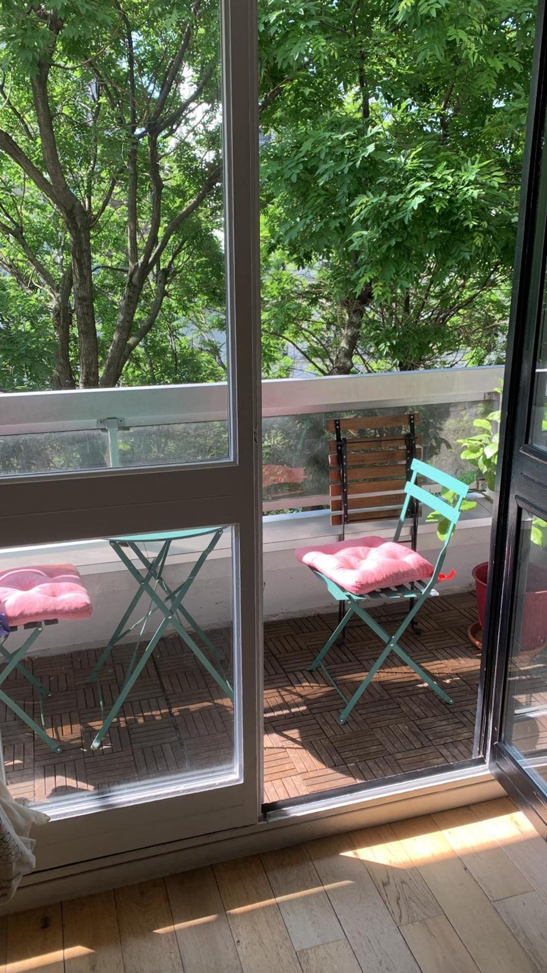 Sunny Escape In Belleville Apartment *