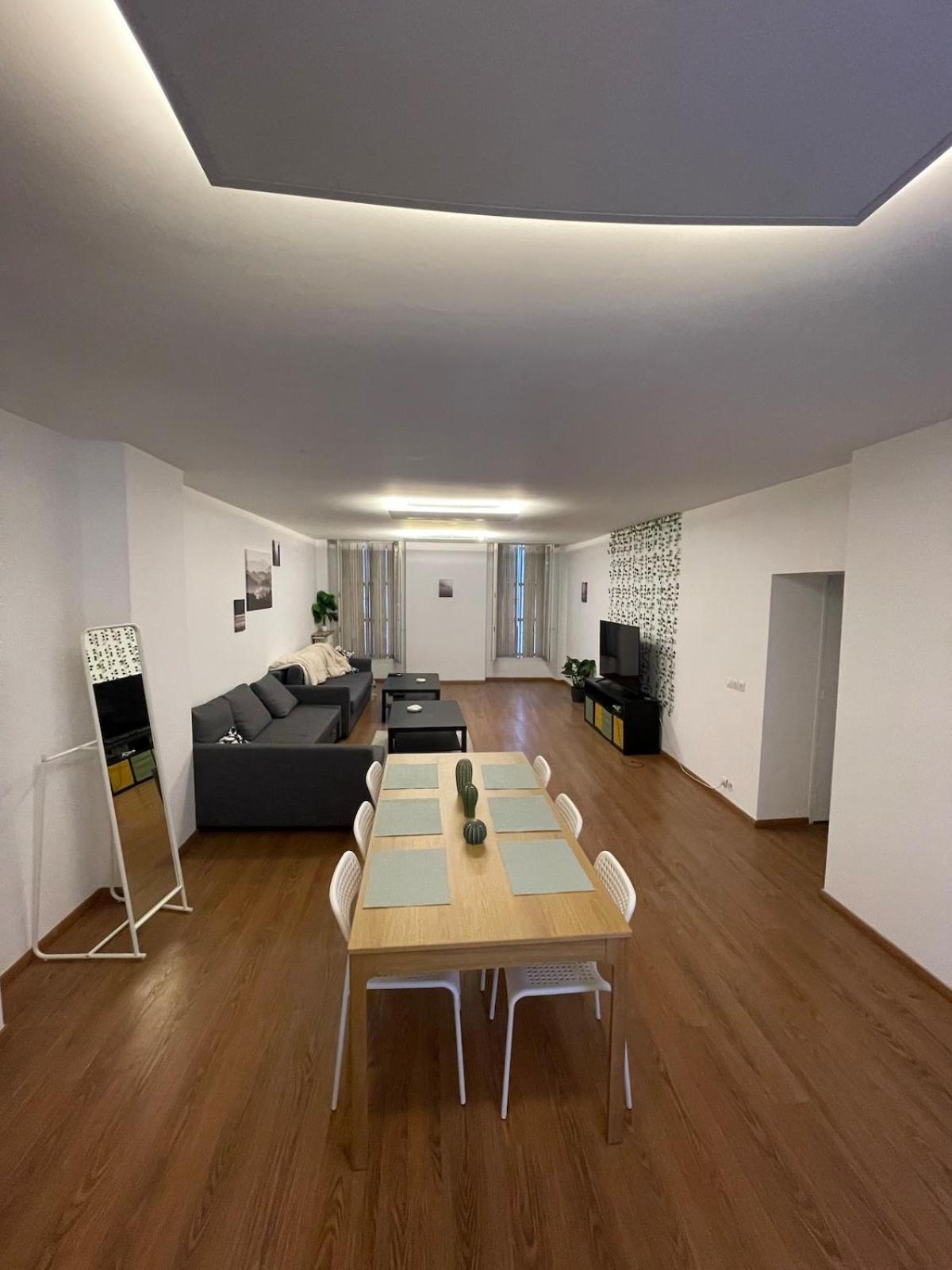 Apartment Seemingly Well Placed 100m 2 Paris