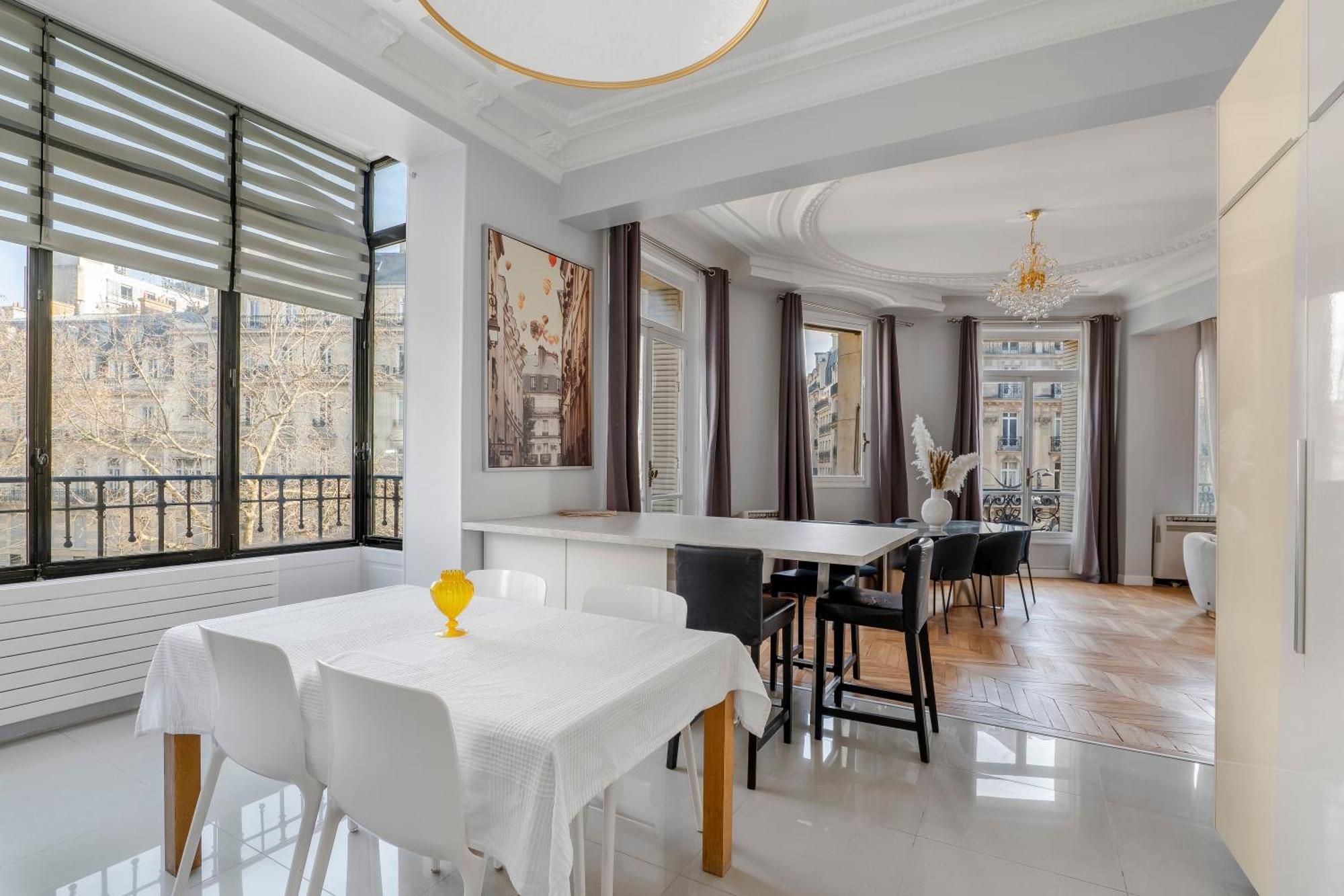 4 Bedroom Opposite The Eiffel Tower Apartment Paris