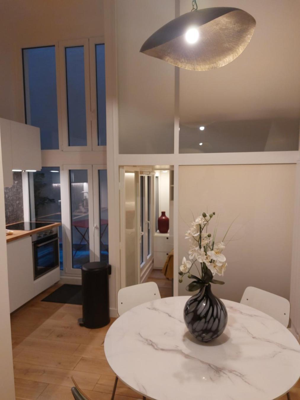 Centre - At Apartment *