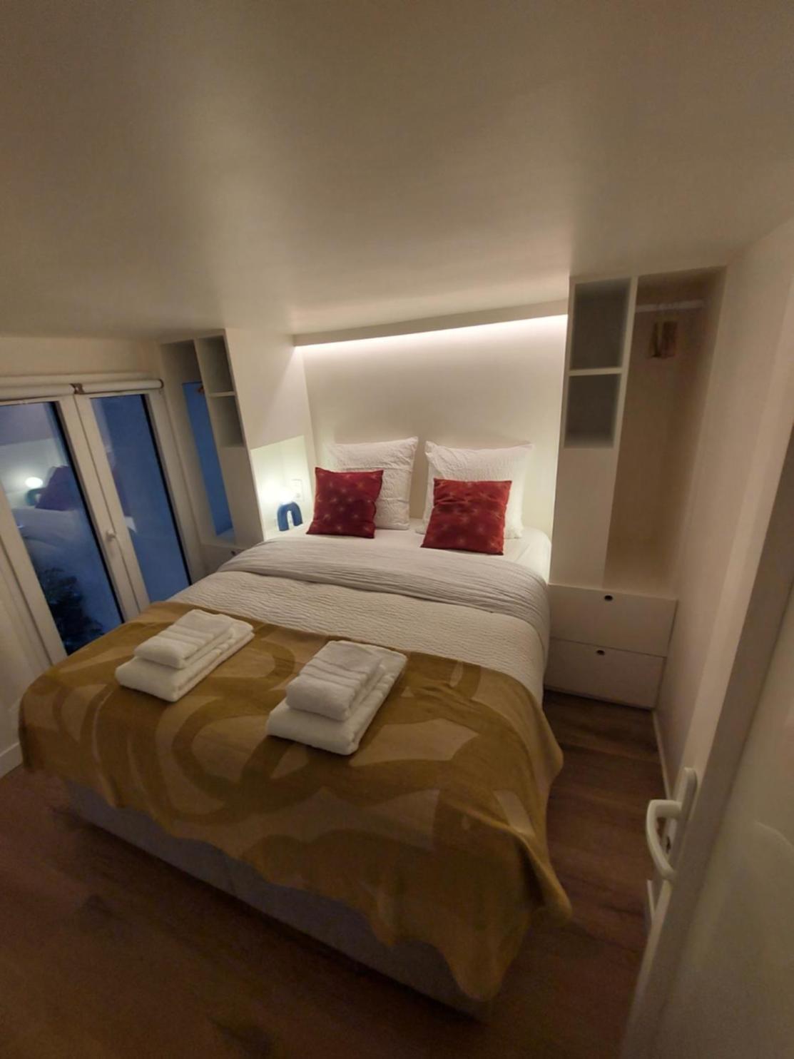 Centre - At Apartment *