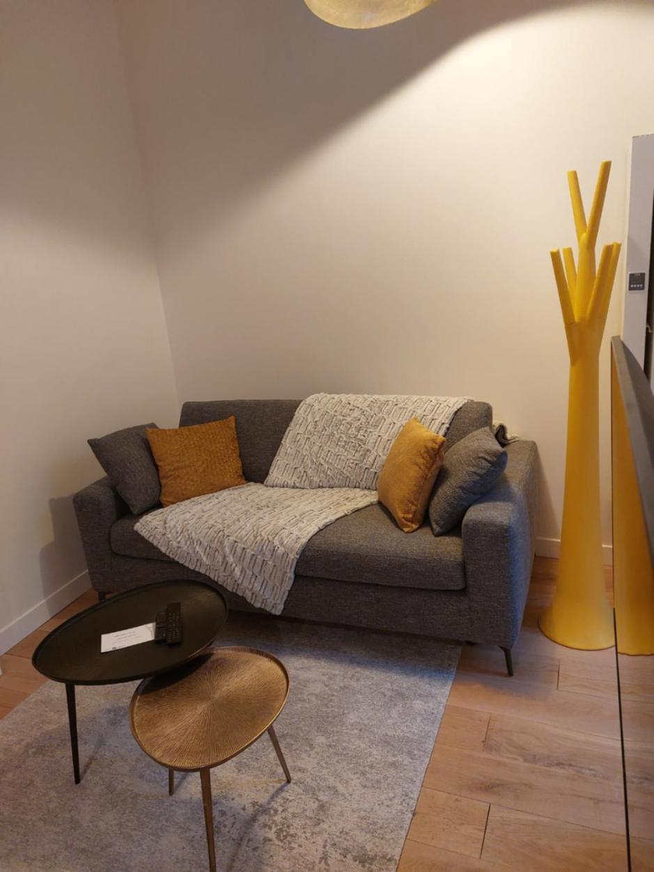 Centre - At Apartment *