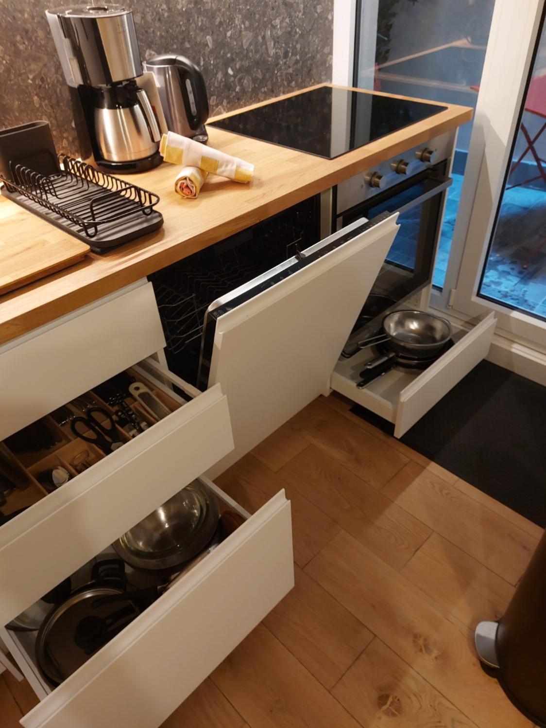 Centre - At Apartment *