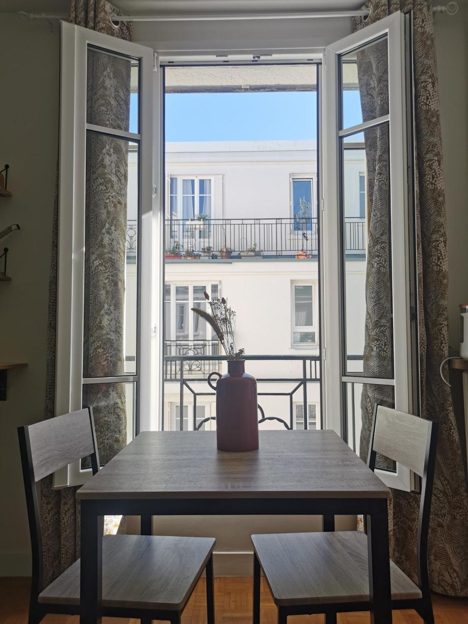 Lovely And Bright In Montmartre Paris