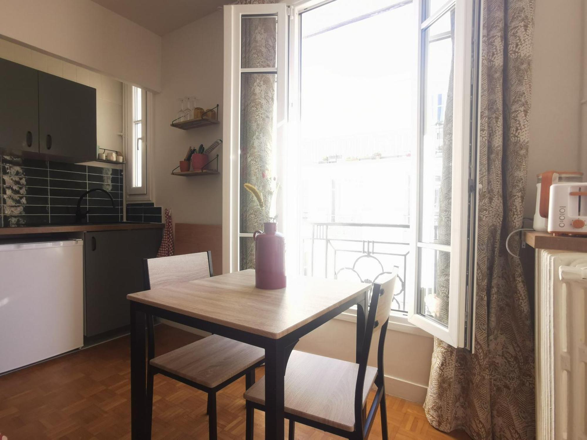 Lovely And Bright In Montmartre Apartment Paris