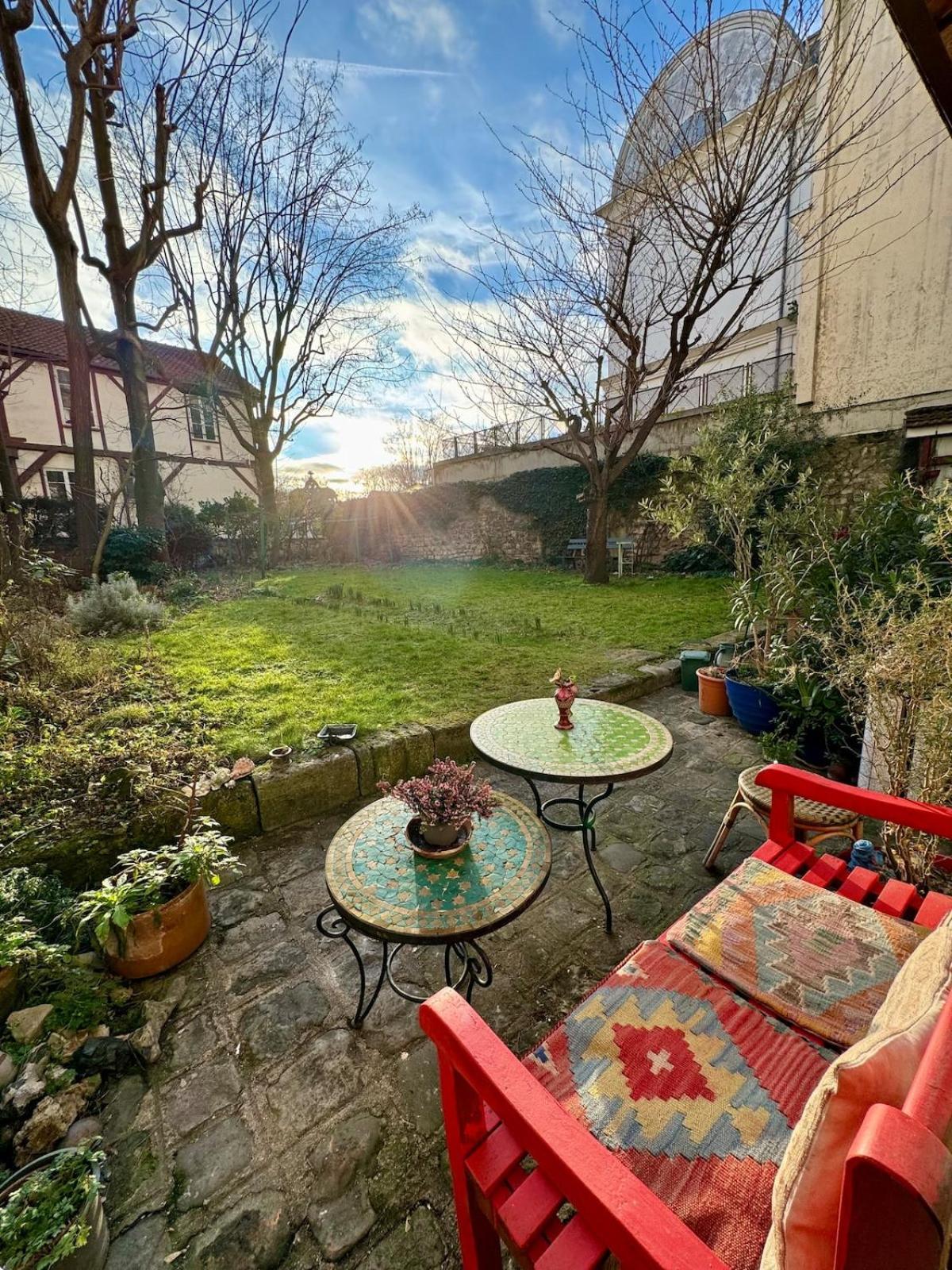 Montmartre Hidden Artist Loft Apartment *