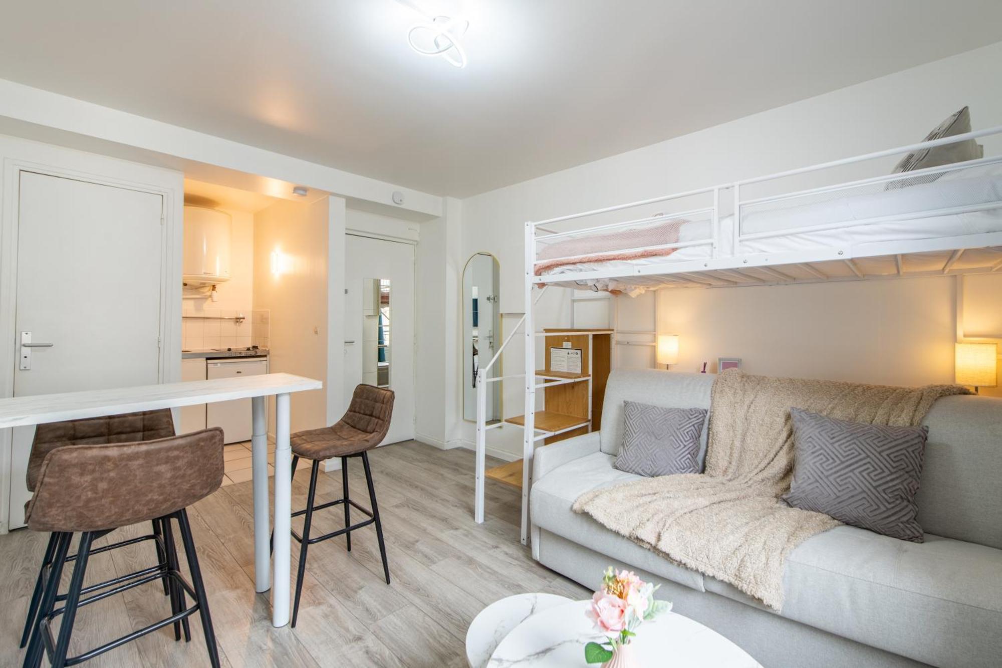 Deal! Modern In Vibrant Area Only 5 Minutes By Walk To Metro - Location Apartment