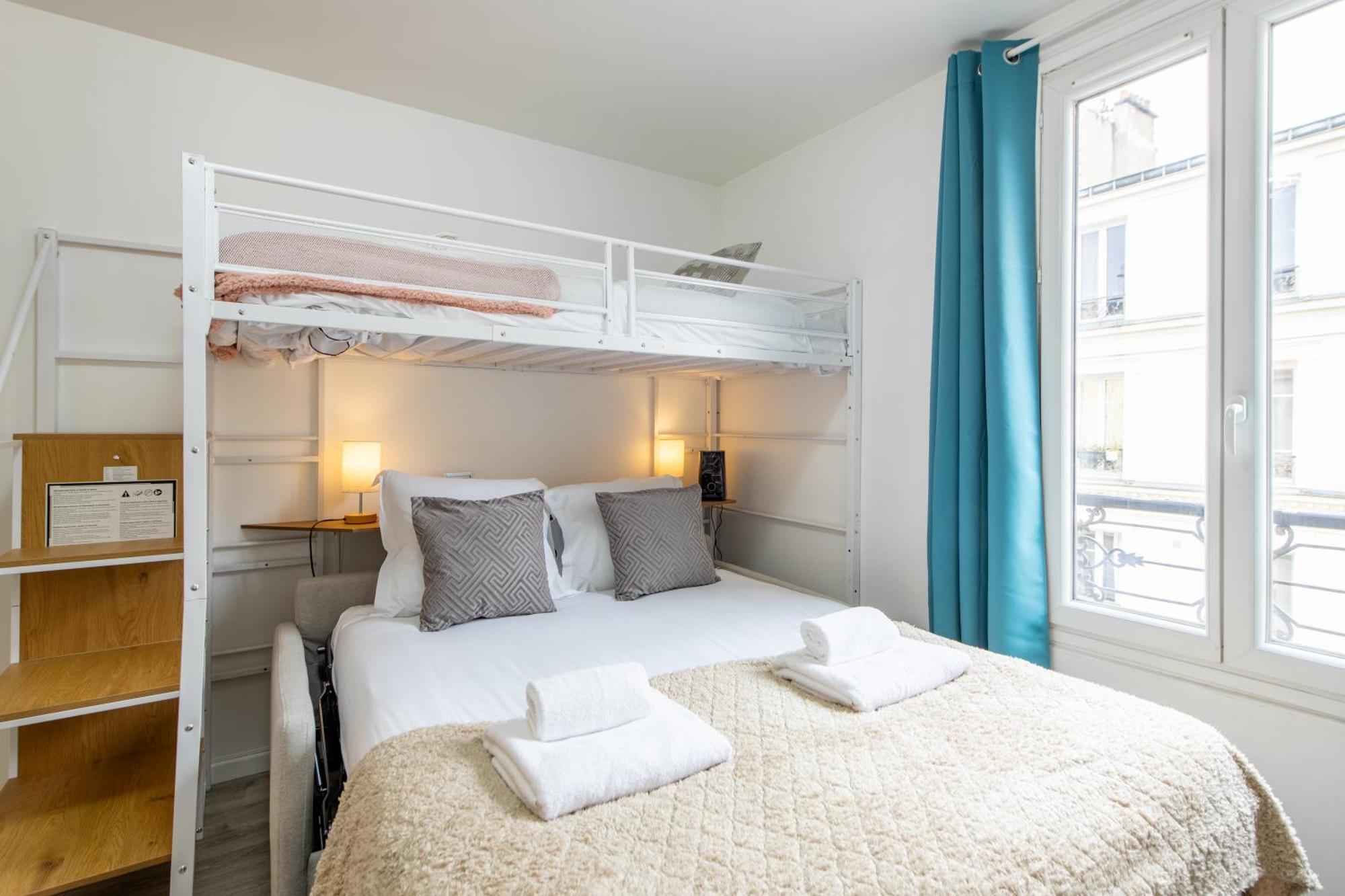 Deal! Modern In Vibrant Area Only 5 Minutes By Walk To Metro - Location *