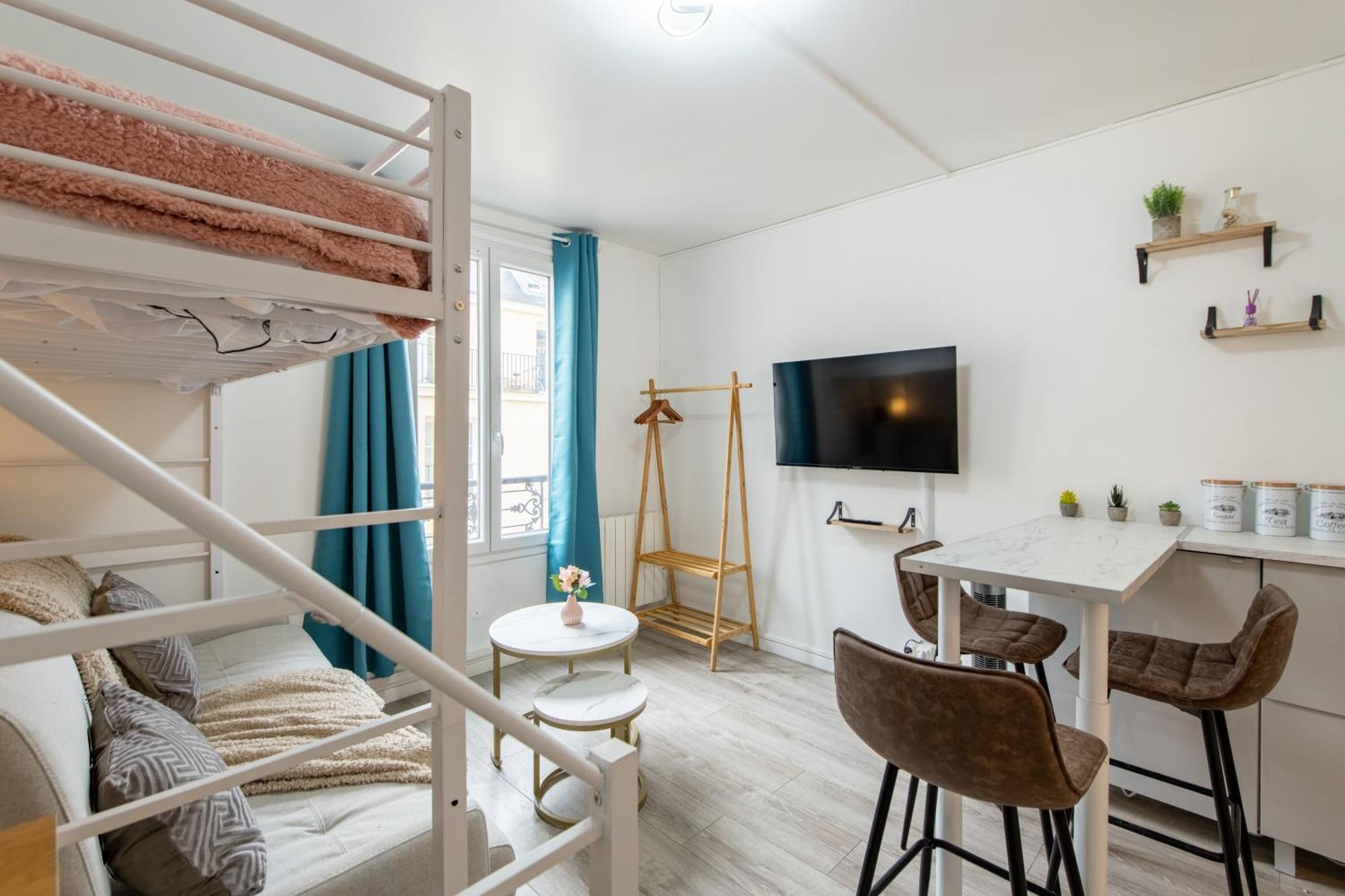 Deal! Modern In Vibrant Area Only 5 Minutes By Walk To Metro - Location Apartment *