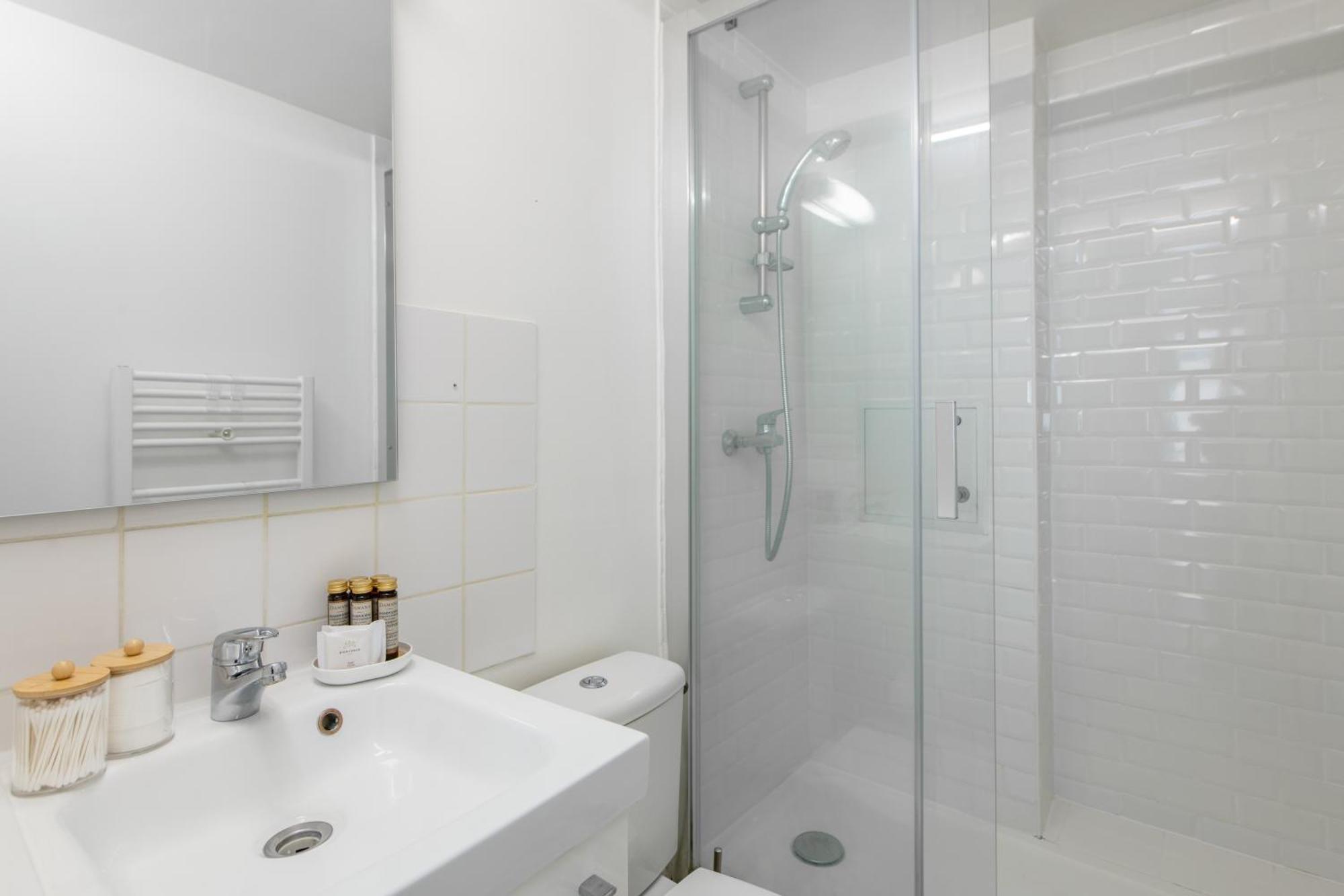 Deal! Modern In Vibrant Area Only 5 Minutes By Walk To Metro - Location Apartment *