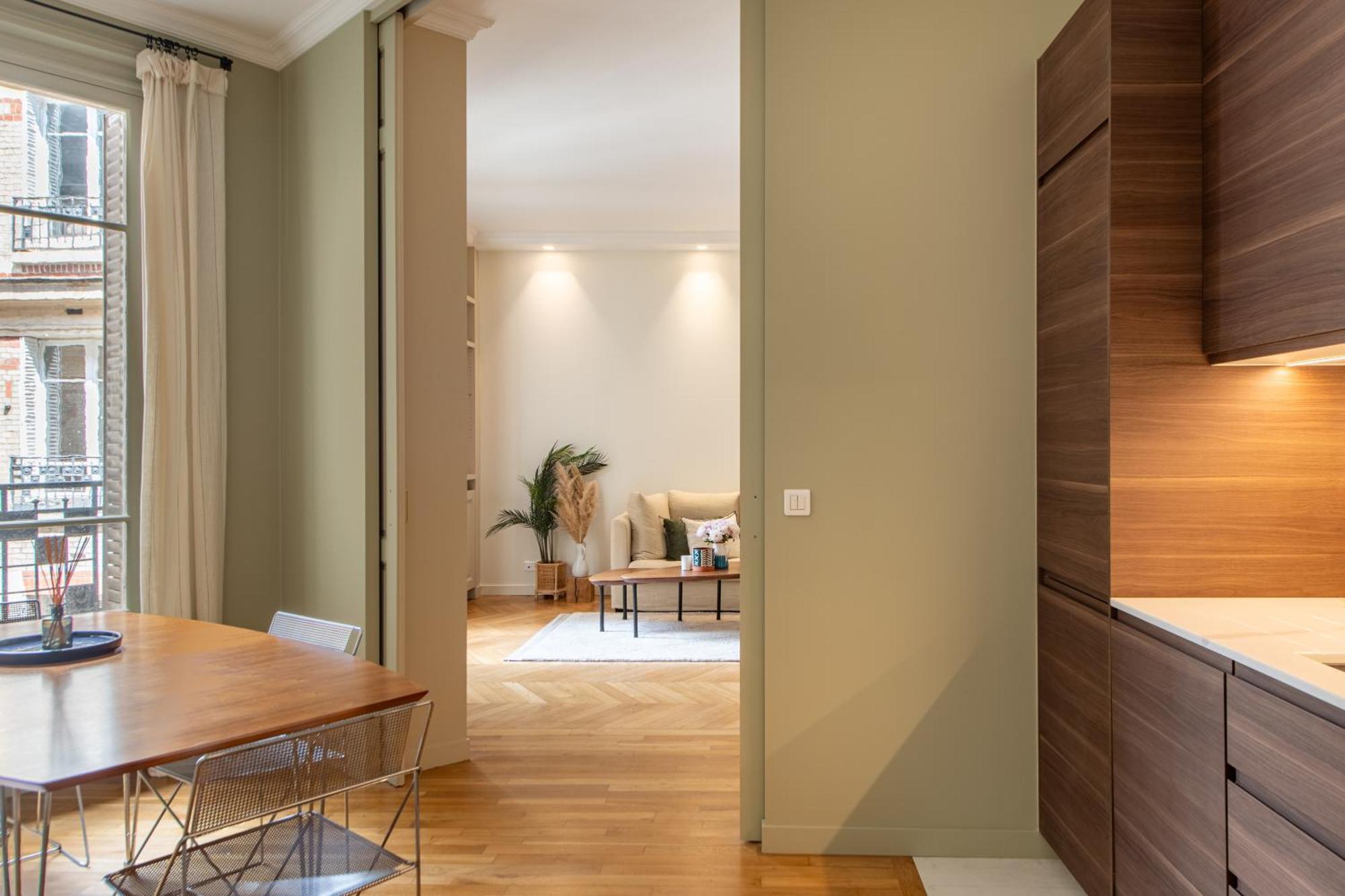 Arc De Triomphe - Luxury 1 Bedroom Apartment *
