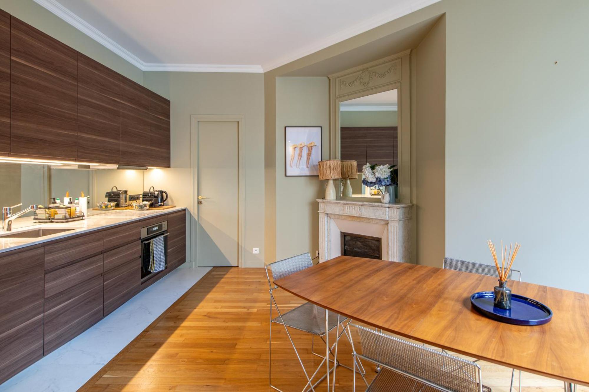 Arc De Triomphe - Luxury 1 Bedroom Apartment *