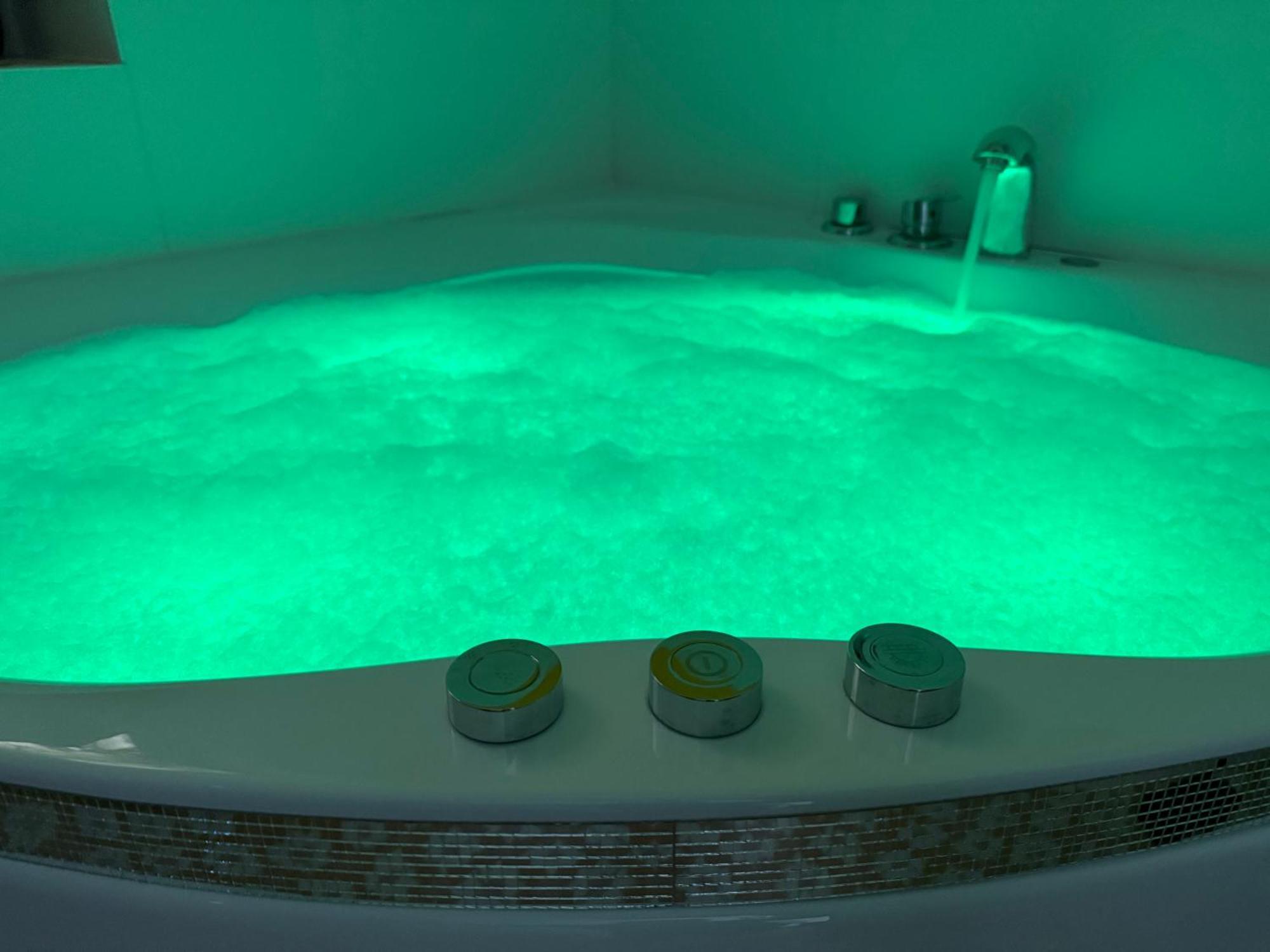 Relais Cocorico - Town House 4 Private Suites, Ac Cinema Gym & Sauna Apartment *