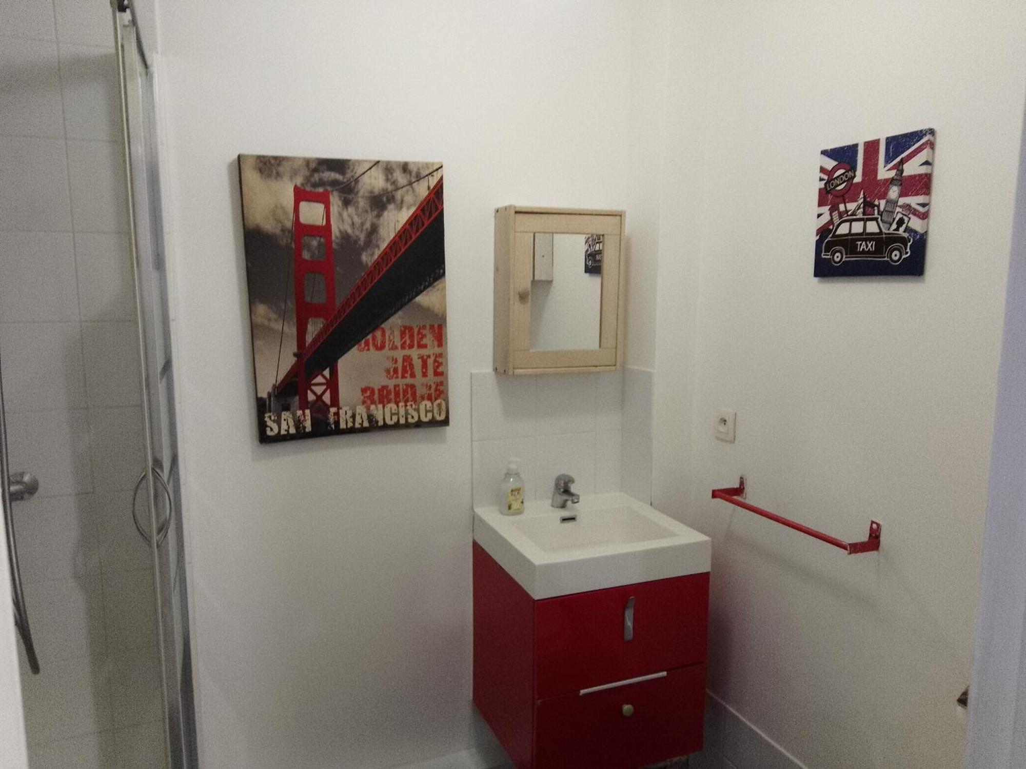 Guesthouse Familial Pour 1 A 5 Personnes De 42M2-Rez De Chaussee-Vues Sur Rue Et Patio Prive Ombrage - Sejour,Chambre Separee,Cuisine,Salle De Bain,Lit Double Et 2 Canapes Lits Depliant - Entree Cote Rue Berzelius-5 Minutes Du Metro Brocante ,Bus 31, *