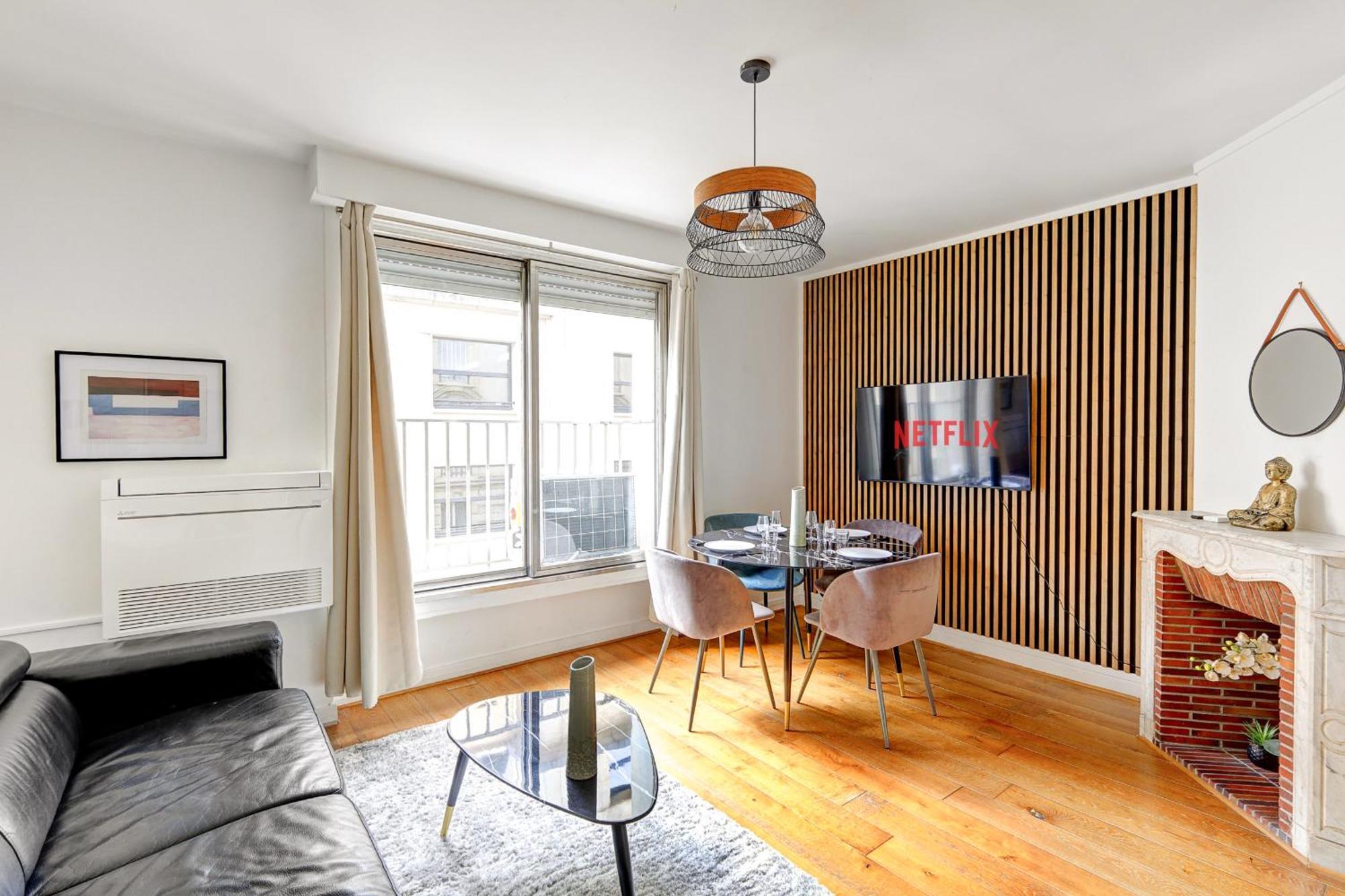 Sur Les Champs Elysees Apartment Paris
